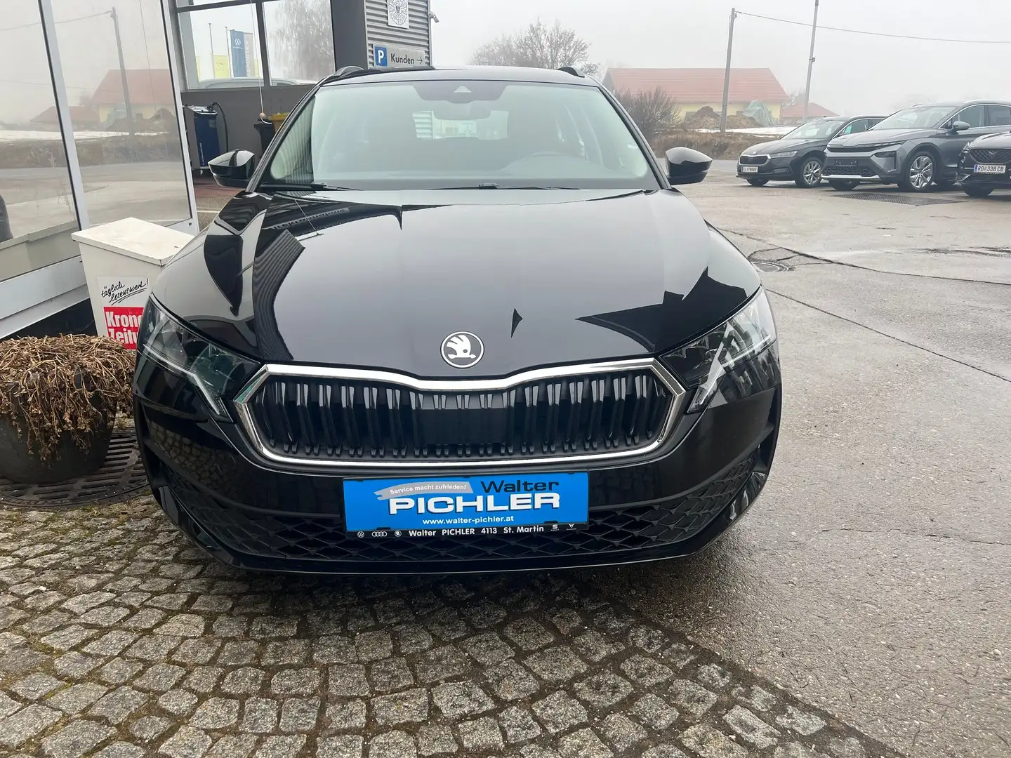 Skoda Octavia Essence TSI mHEV DSG Schwarz - 2