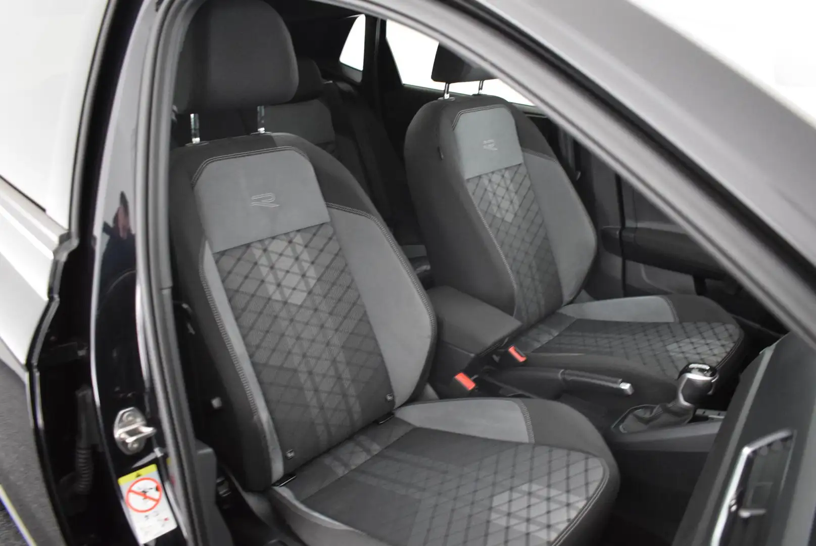 Volkswagen Polo 1.0 TSI 95pk DSG 2x R-Line Led Virtual Cockpit Pan Zwart - 2