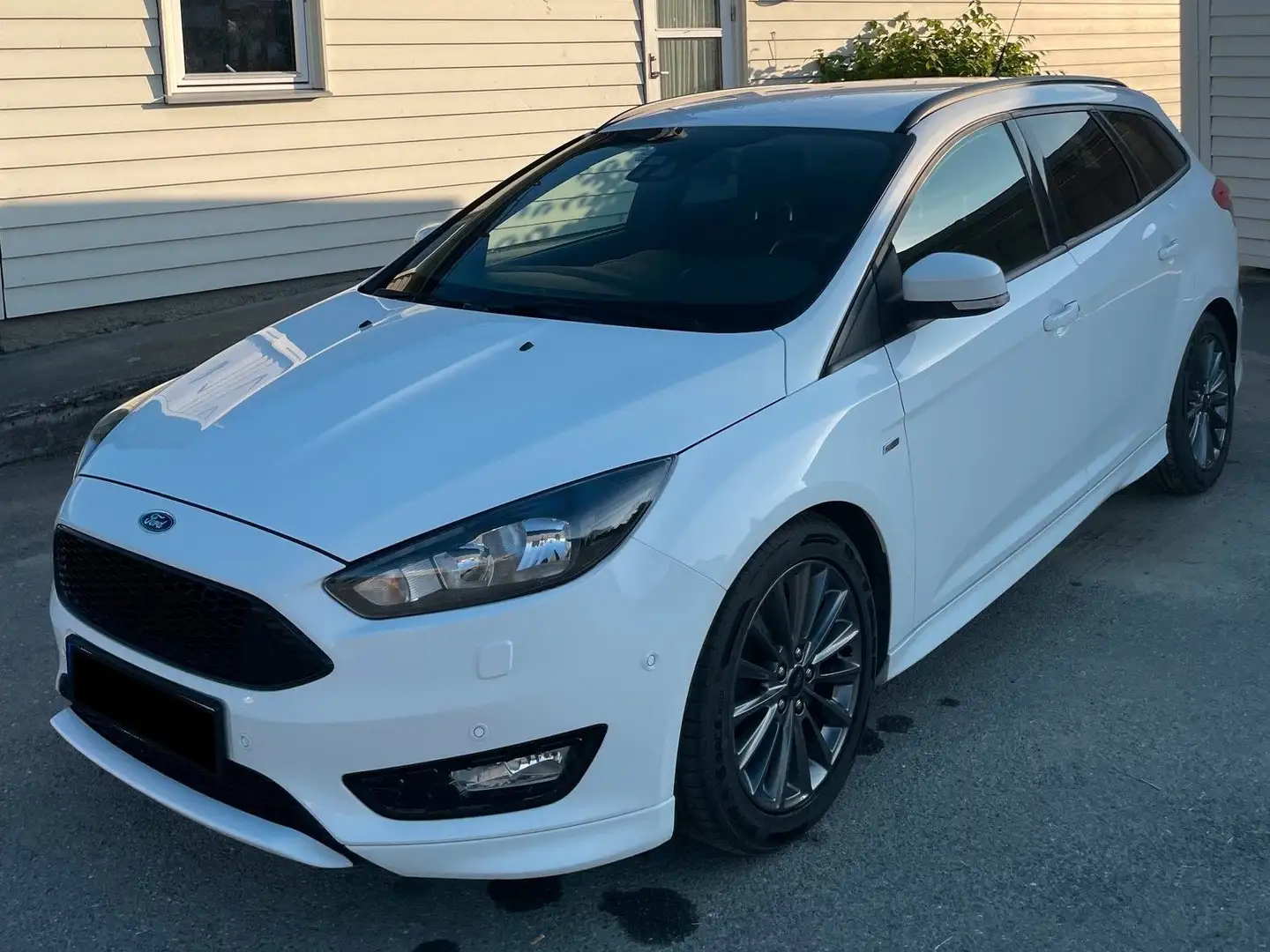 Ford Focus Focus Turnier 1.5 TDCi DPF Start-Stopp-System ST-L Bílá - 1