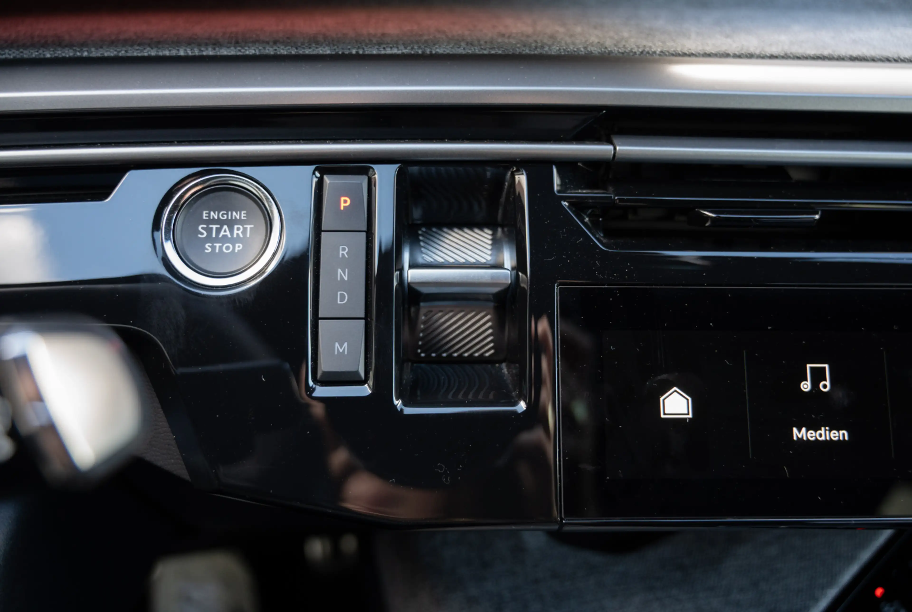 Peugeot 3008 GT 1.2 Hybrid 145 e-DSC6 *PANO-PAKET*180°KAMERA*SHZ* — photo 11