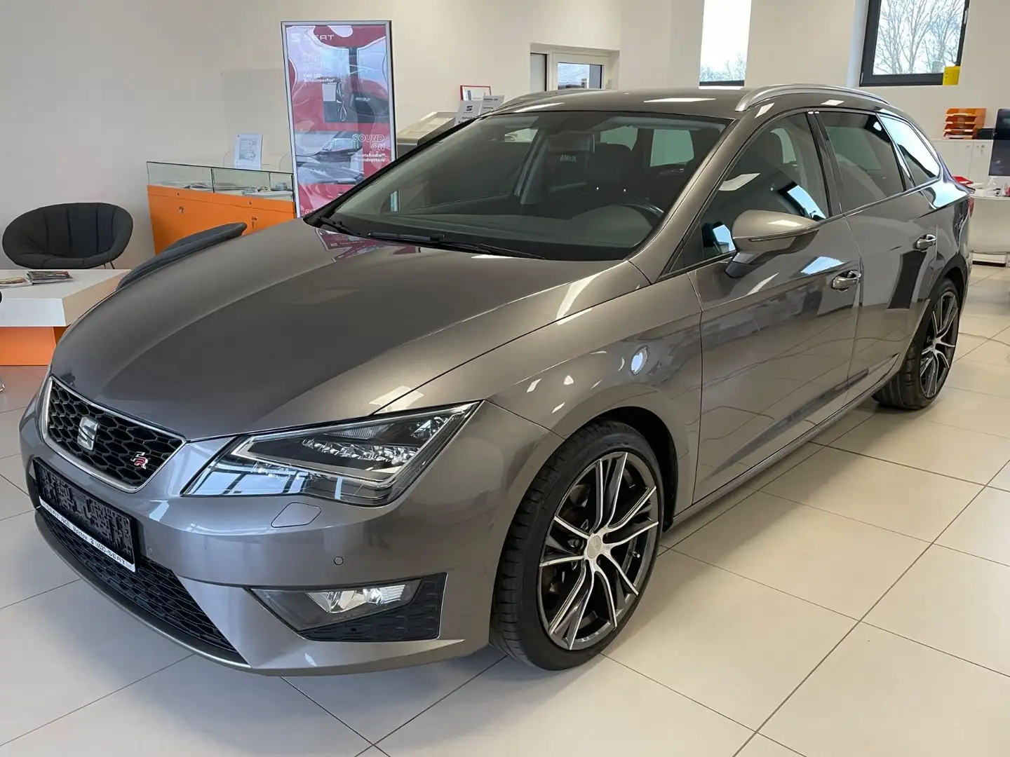 SEAT Leon ST FR TSI Kombi Gris - 2