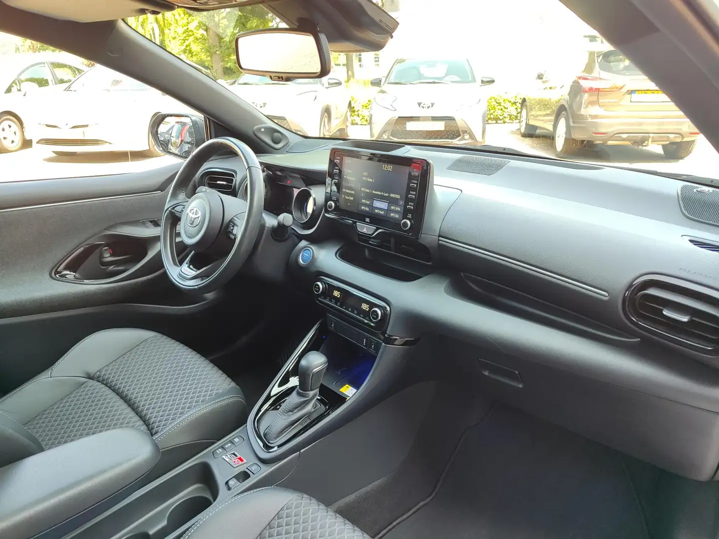 Toyota Yaris 1.5 HYBRID EXECUTIVE PANODAK JBL-AUDIO PARKSENSORE Weiß - 2