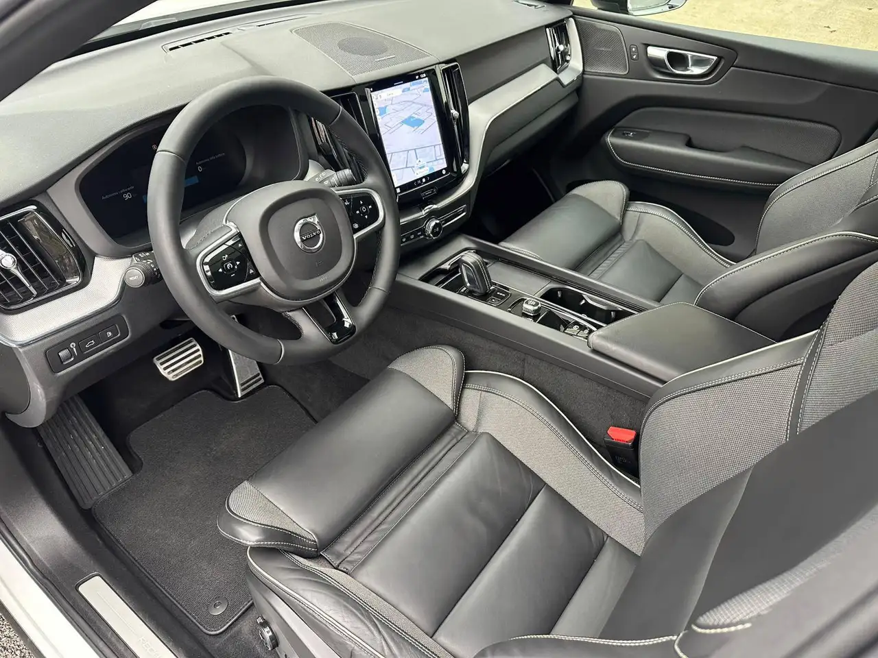Volvo XC60 T6 phev R-design awd AUT/NAV/TETTO/CAMERA360/PELLE, миниатюра 7