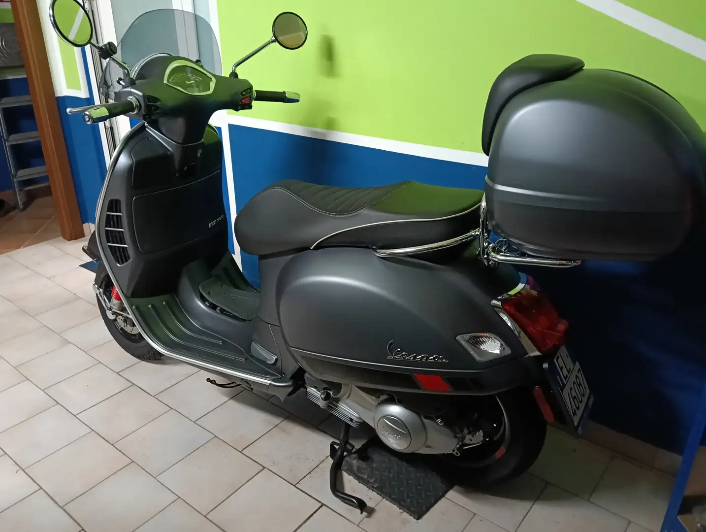 Vespa GTS Super 300 Gri - 1