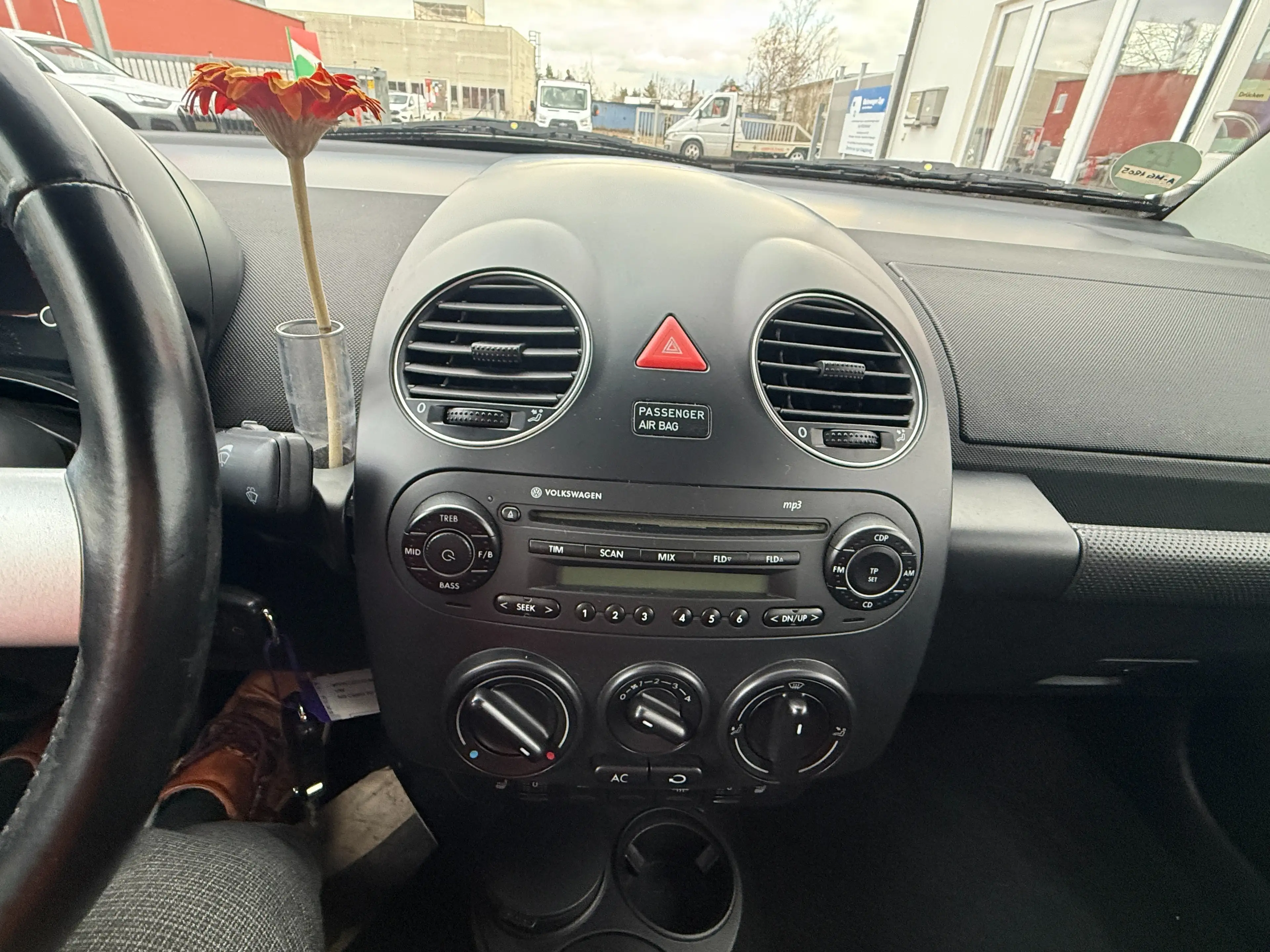 Volkswagen New Beetle 1.6 — photo 11