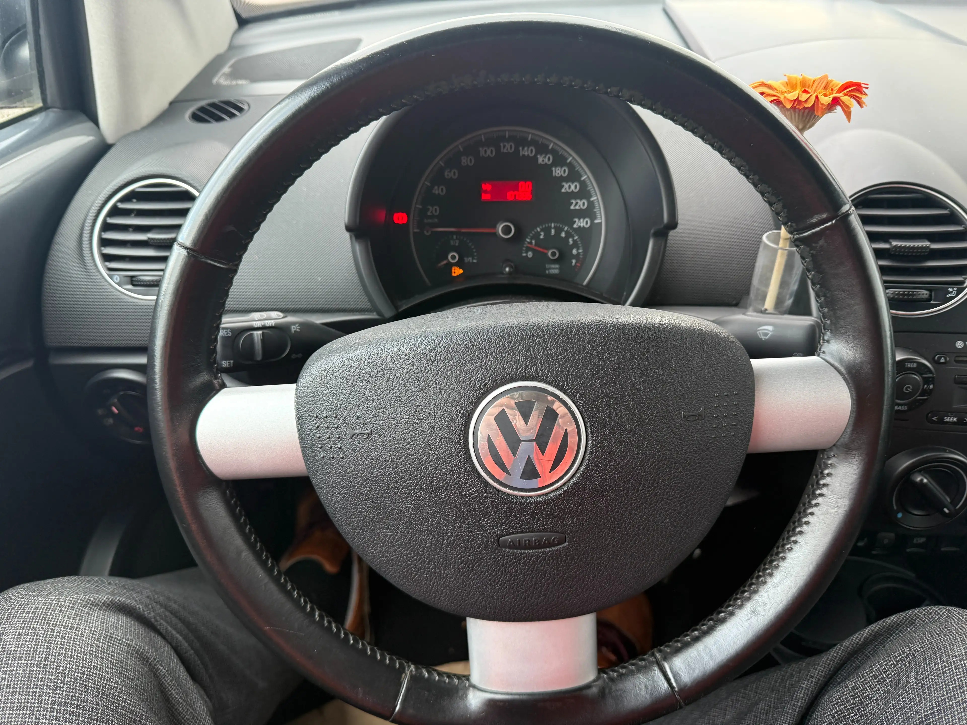 Volkswagen New Beetle 1.6 — photo 9