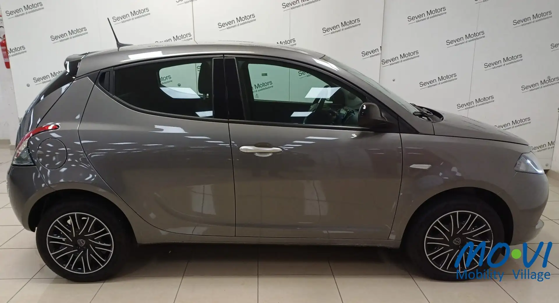 Lancia Ypsilon Ypsilon 1.0 FireFly 5 porte S&S Hybrid Gold Gris - 2