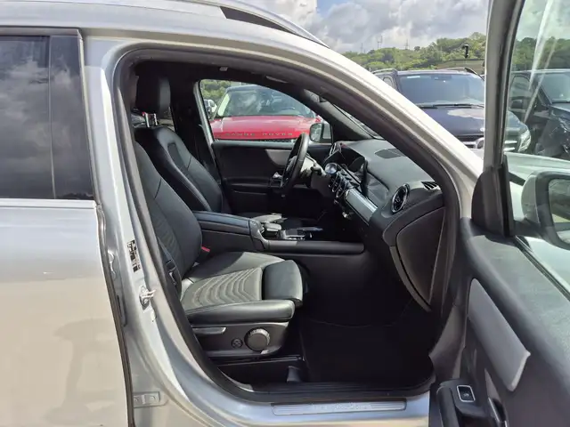Mercedes-Benz GLB view 9