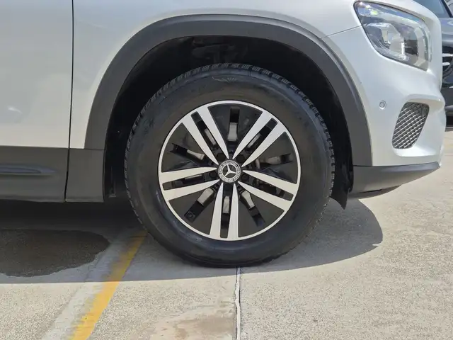 Mercedes-Benz GLB view 13