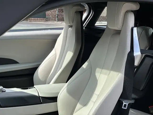 BMW i8 Coupe Pure Impulse *HEAD-UP*20 W-SPEICHEN*KAMERA*