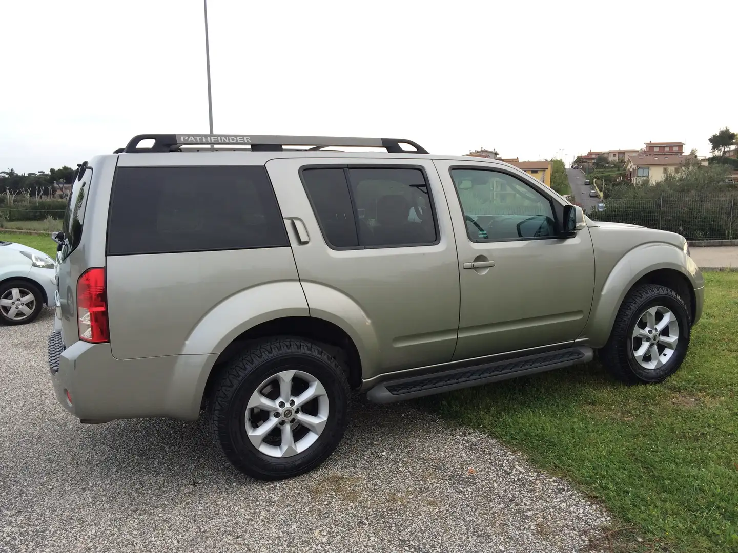 Nissan Pathfinder nissan pathfinder 2,5 td diesel platinum Бронзовий - 1
