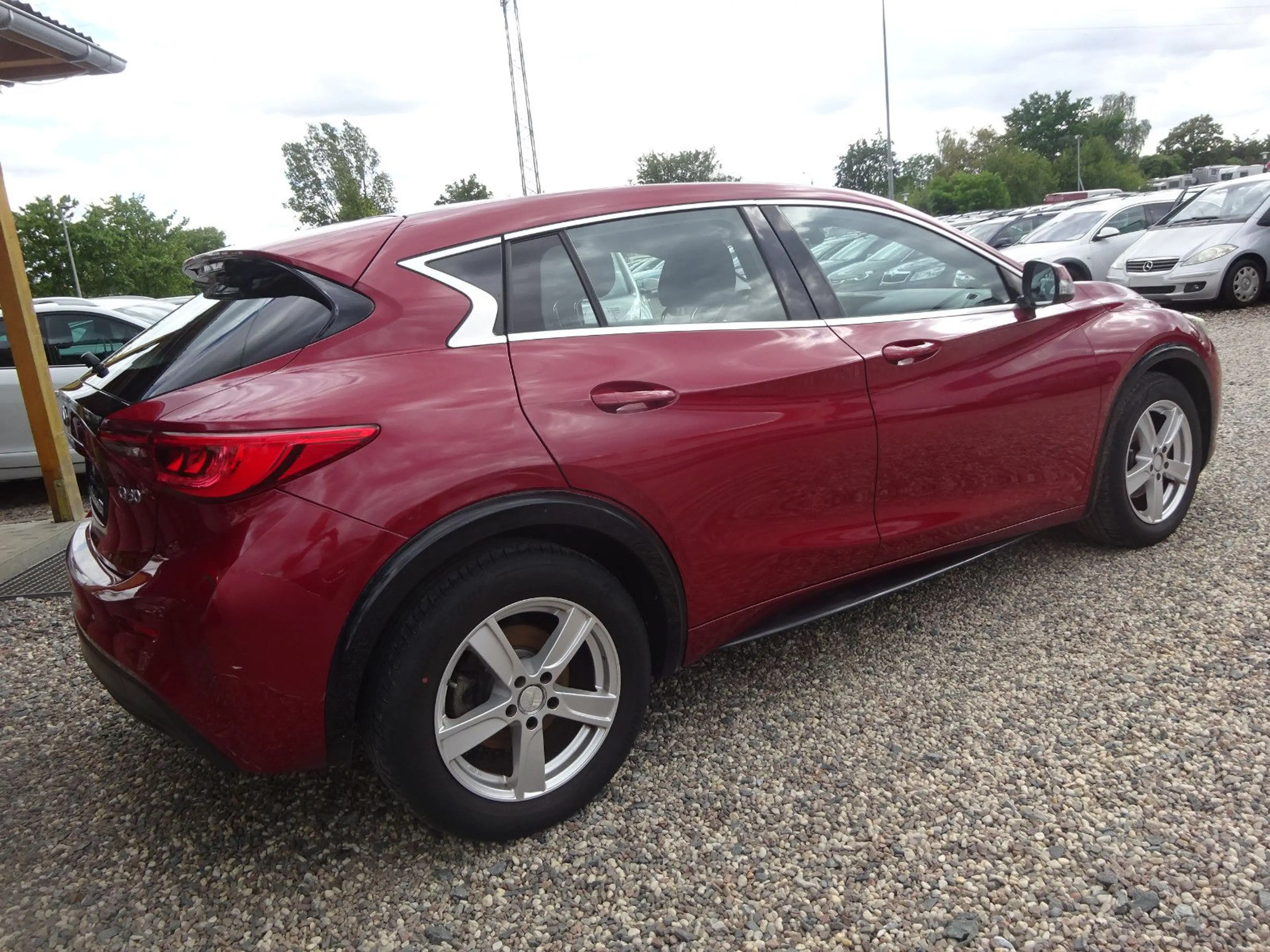 Infiniti Q30 1.5d FWD City Black — photo 4
