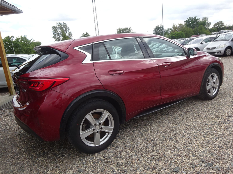 Infiniti Q30 1.5d FWD City Black — photo 4