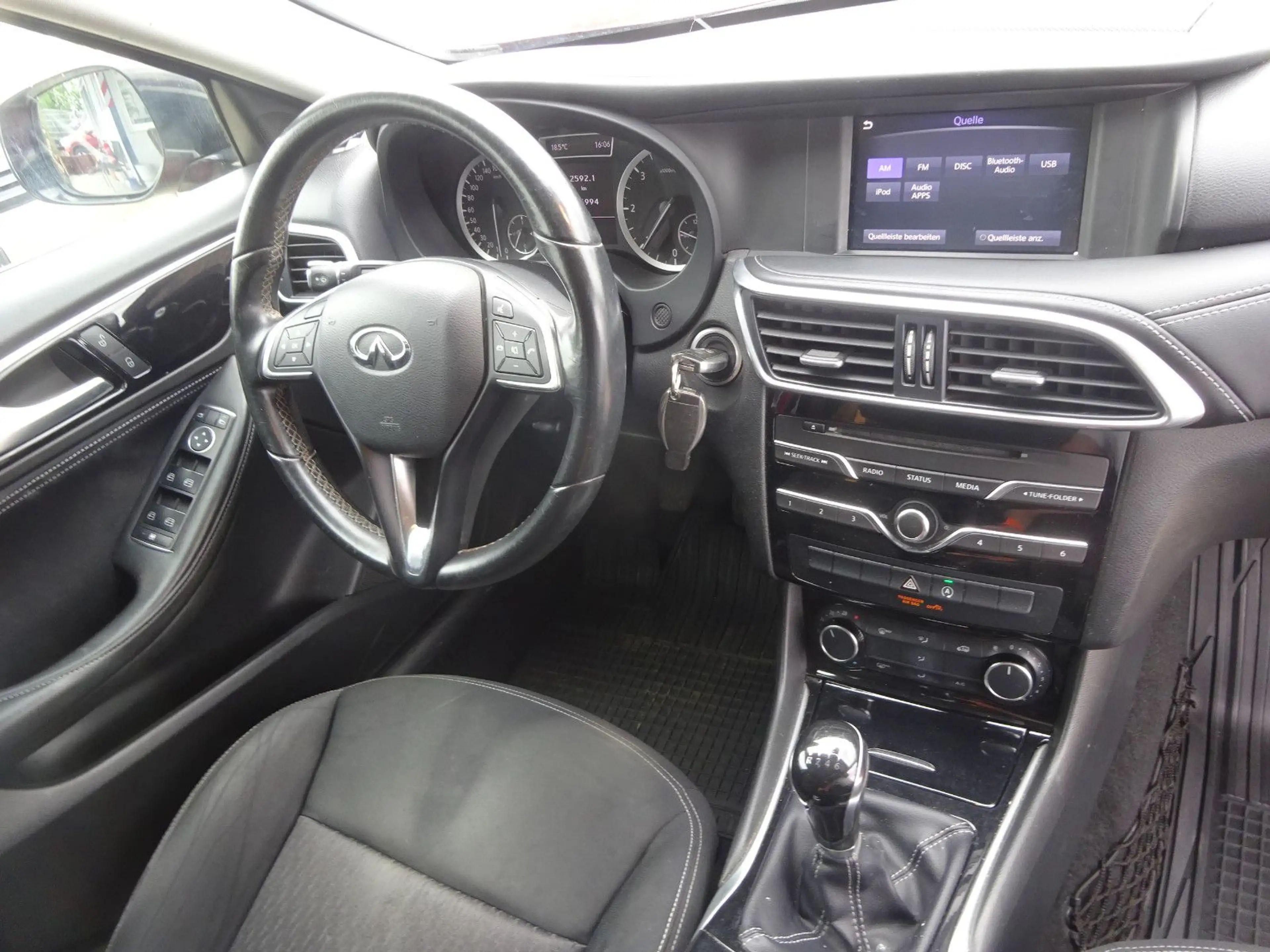 Infiniti Q30 1.5d FWD City Black — photo 12