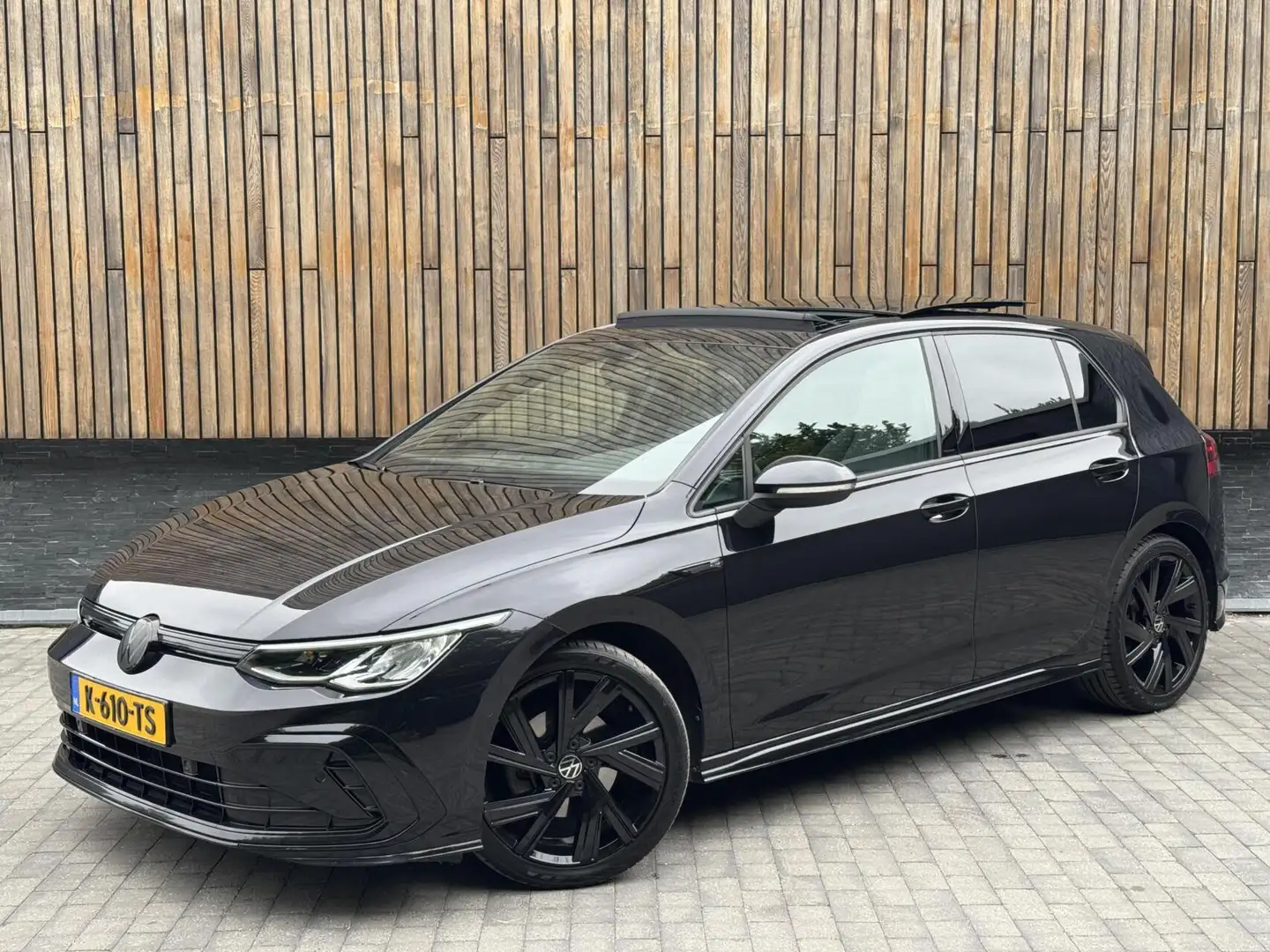 Volkswagen Golf 1.5 eTSI R-Line Automaat | Panoramadak | LED | Bla Noir - 1