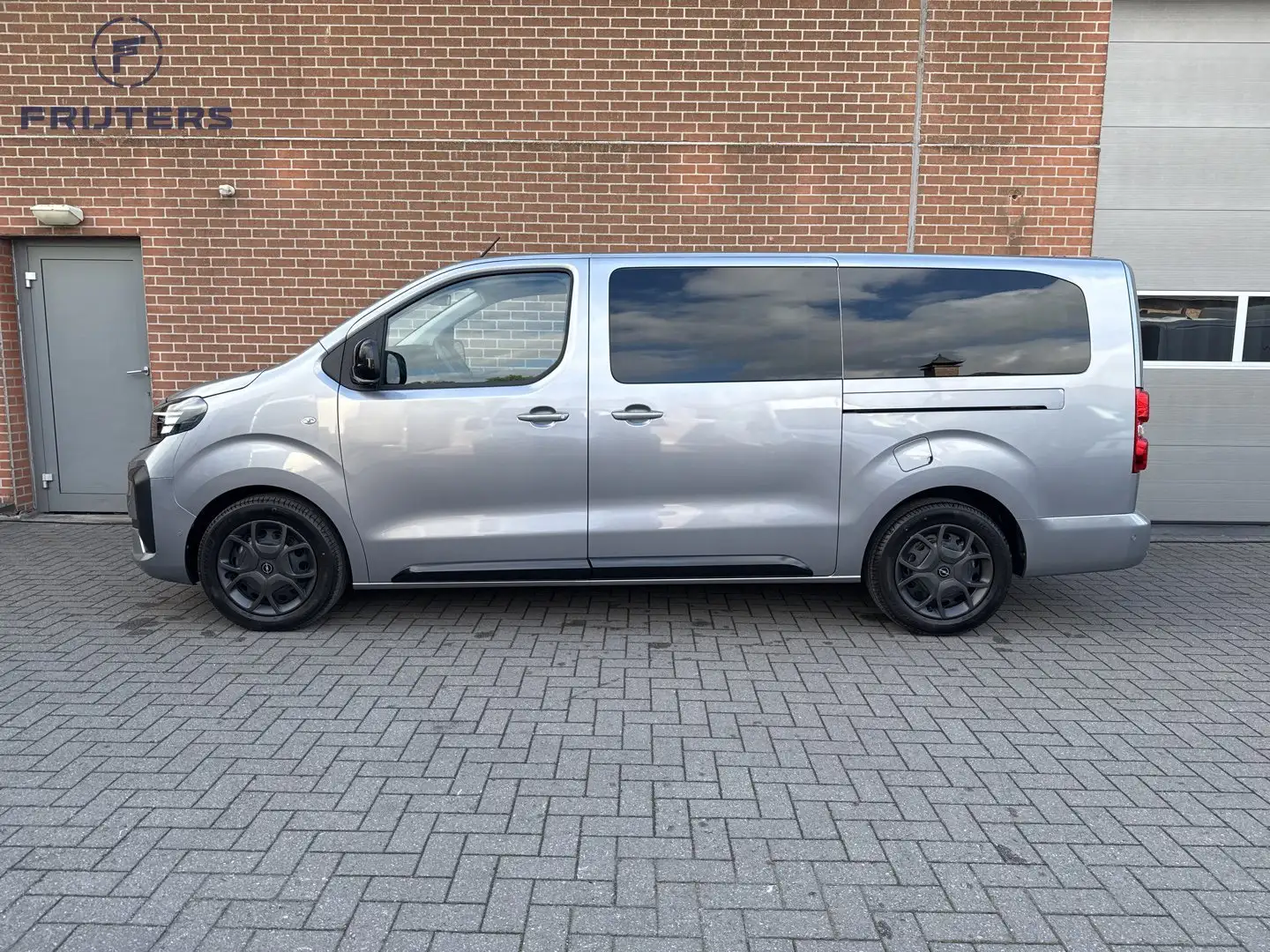 Opel Zafira Life Gris - 2
