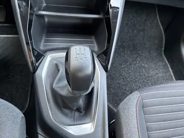 Peugeot 208 view 12