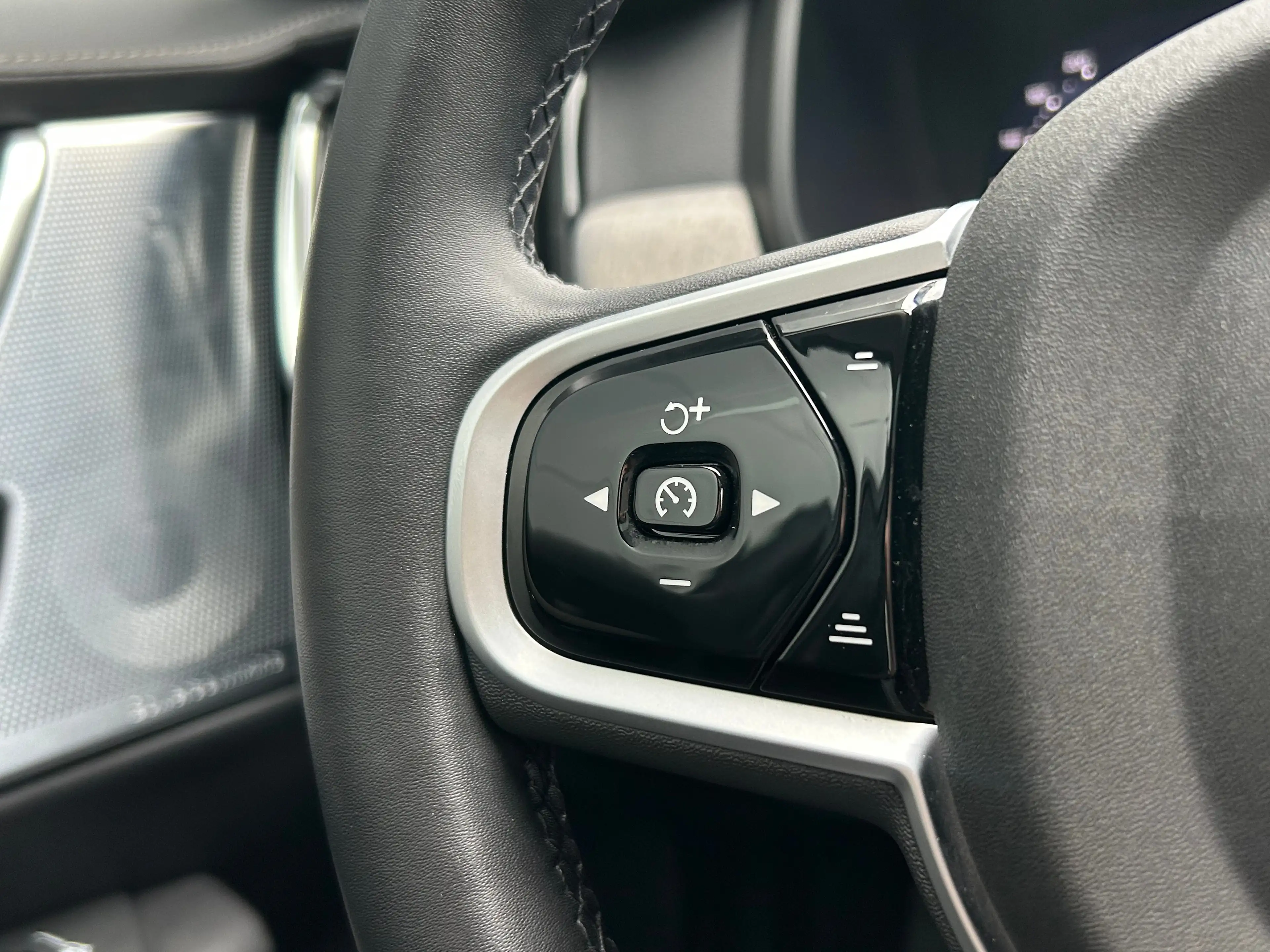 Volvo V90 2.0 T8 Plug-in hybrid AWD Ultra Dark | Luchtvering — photo 17