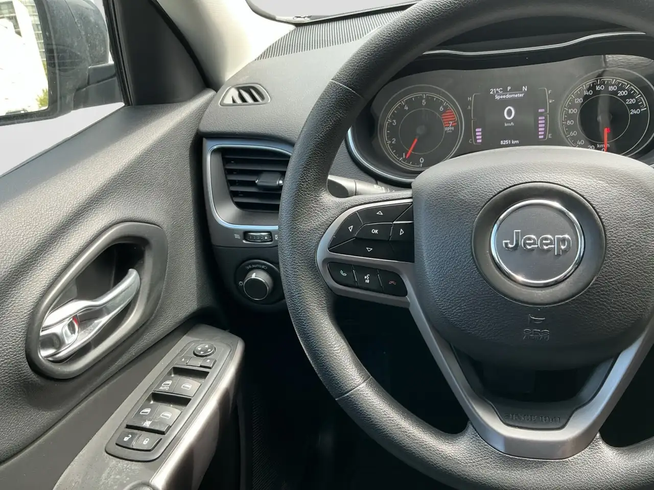 Jeep Cherokee снимка Jeep Cherokee