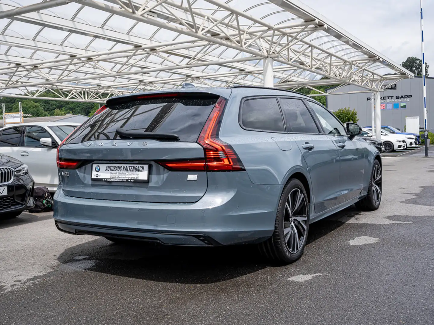 Volvo V90 Kombi T6 Plus Dark Recharge AWD PANO AHK Grau - 2