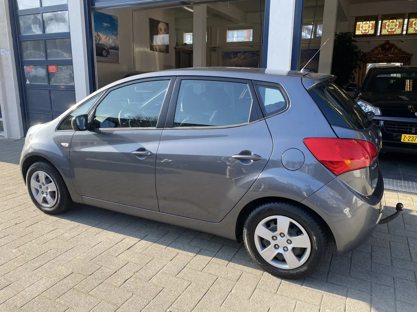 Kia Venga 1.4 CVVT X-tra TOPSTAAT Grijs - 2