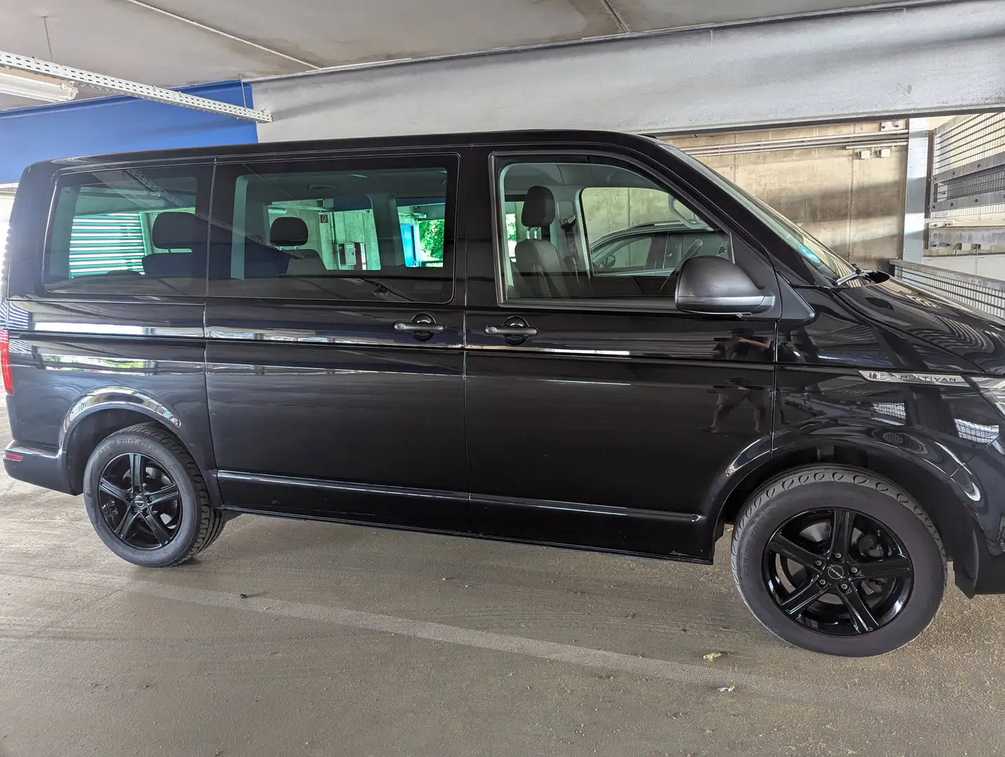 Volkswagen T6 Multivan Multivan Trendline 2,0 TDI 4Motion DSG Trendline Schwarz - 2