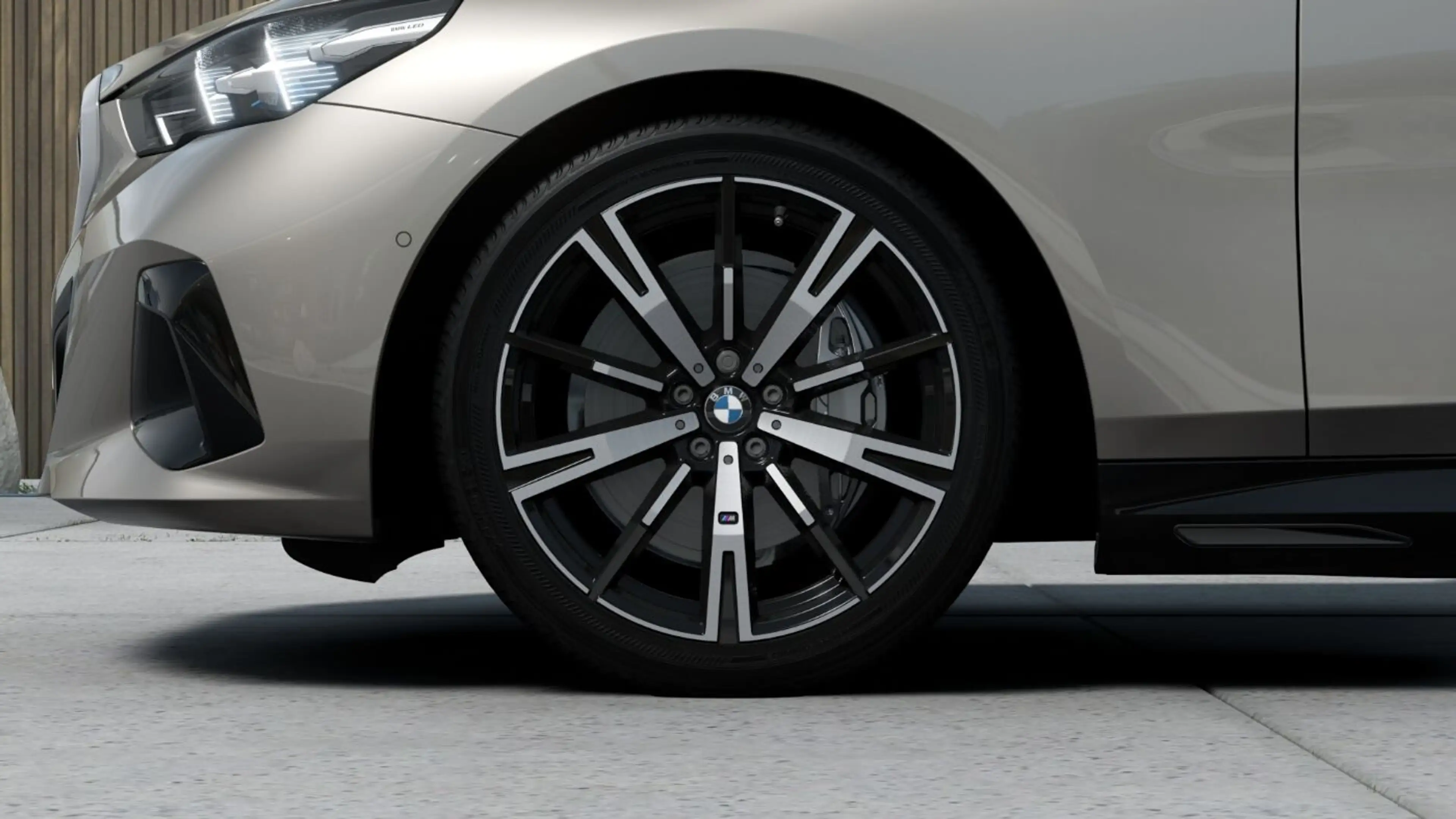 BMW i5 xDrive40 Touring M-Paket Vorführwagenaktion — photo 7