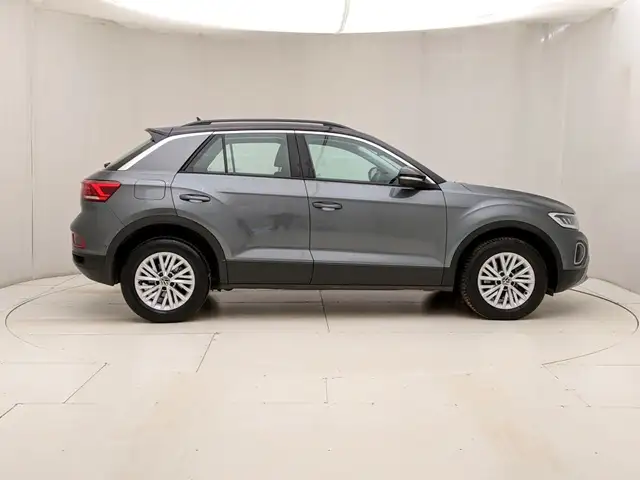 Volkswagen T-Roc view 3