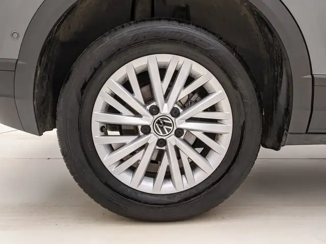Volkswagen T-Roc view 9