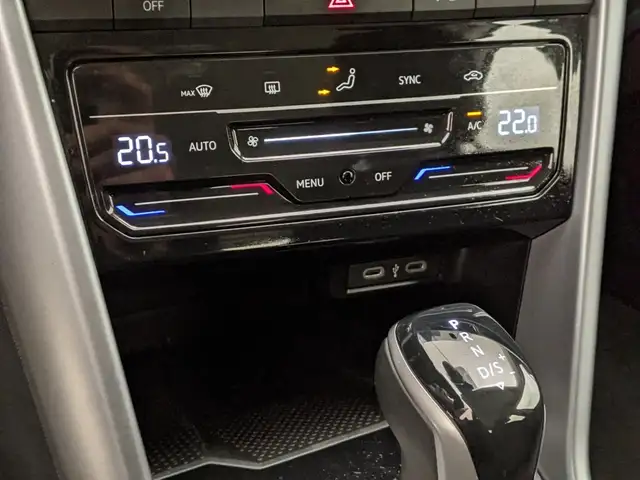 Volkswagen T-Roc view 12