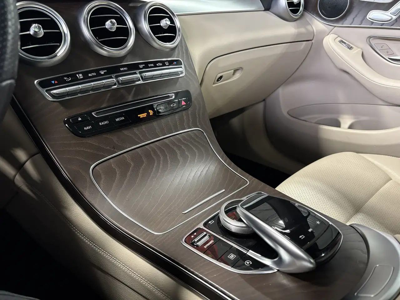 Mercedes-Benz GLC снимка Mercedes-Benz GLC