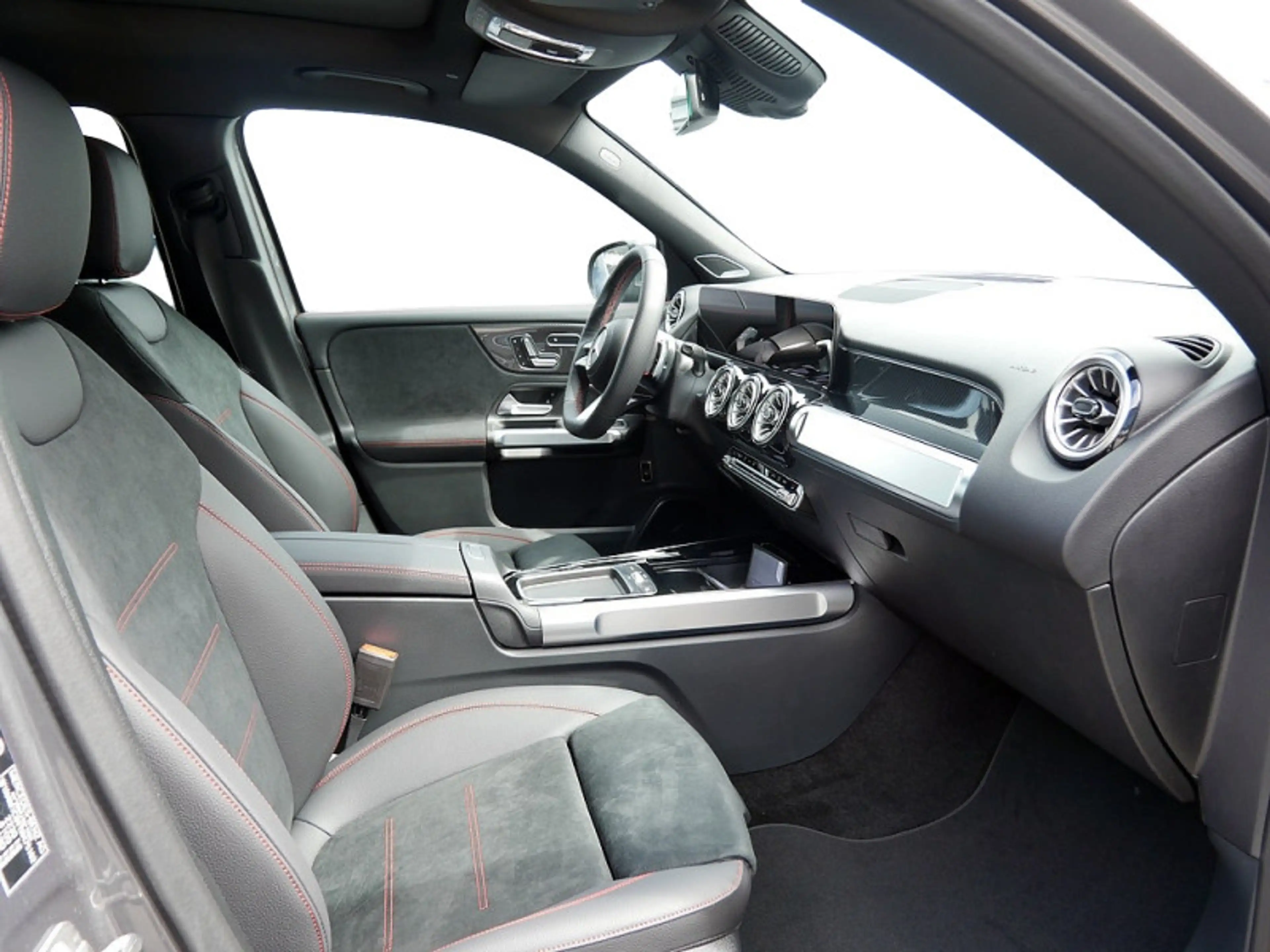 Mercedes-Benz GLB 200 d AMG BURM PREMIUM MEMO MULTI 360 AHK — photo 7