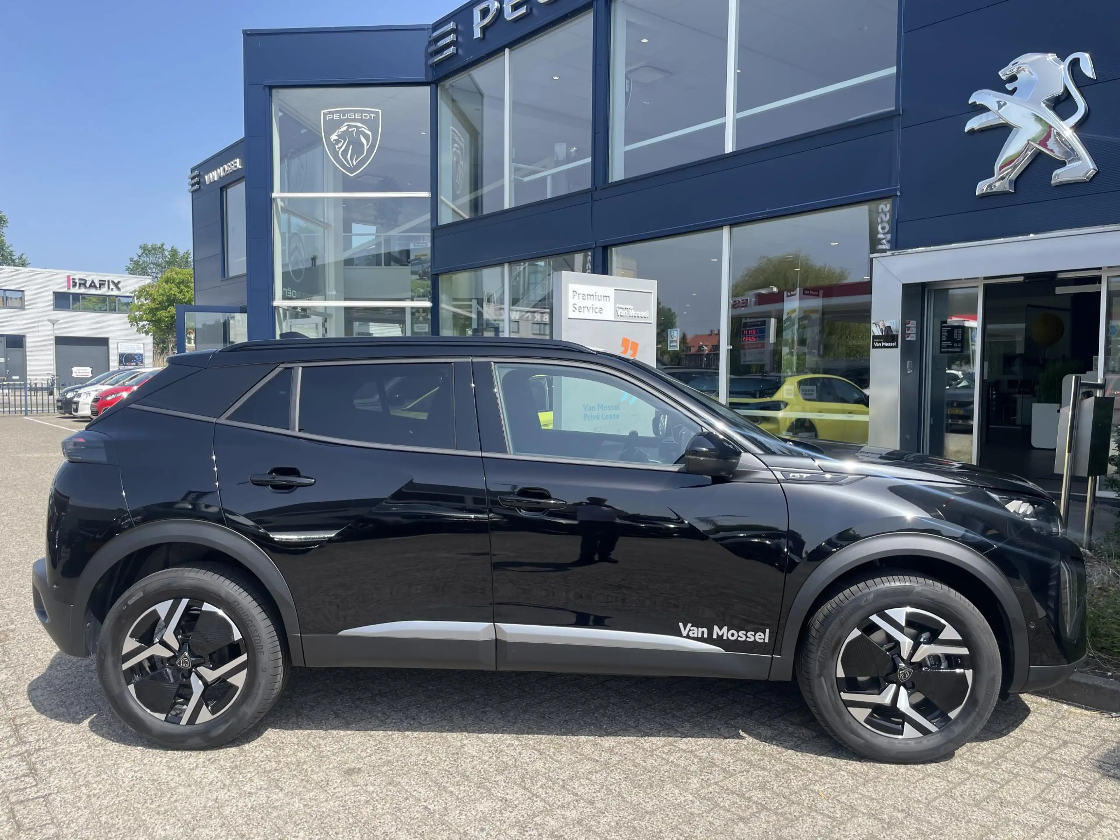 Peugeot 2008 1.2 Hybrid 145 GT — photo 5