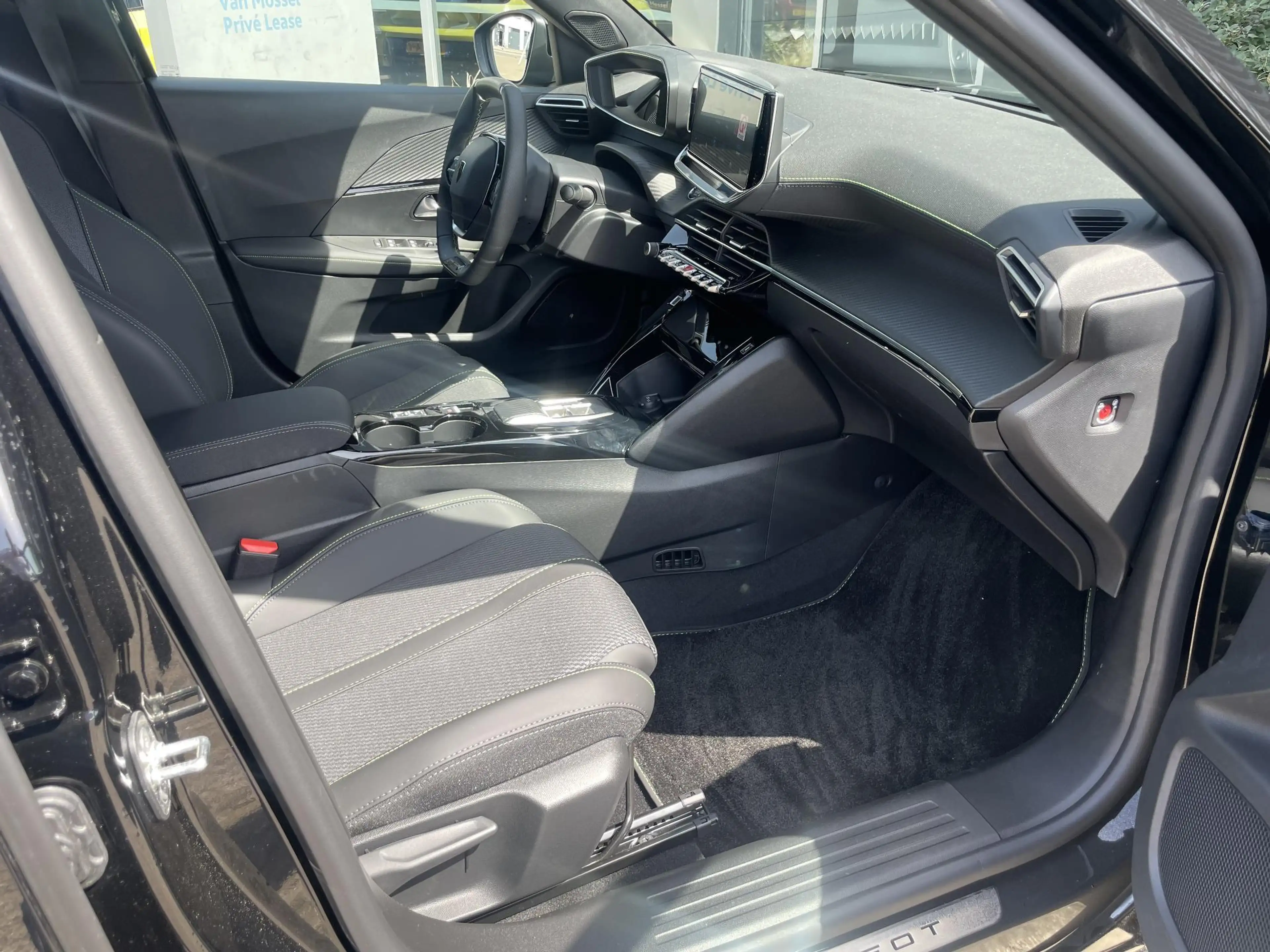 Peugeot 2008 1.2 Hybrid 145 GT — photo 10