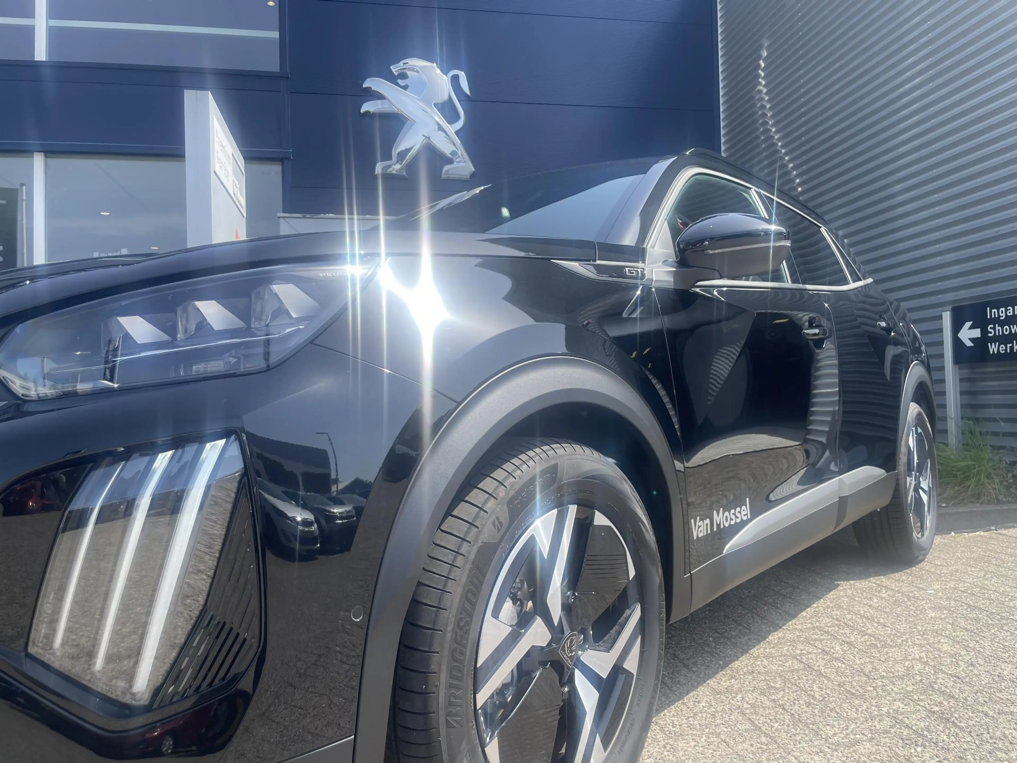 Peugeot 2008 1.2 Hybrid 145 GT — photo 3