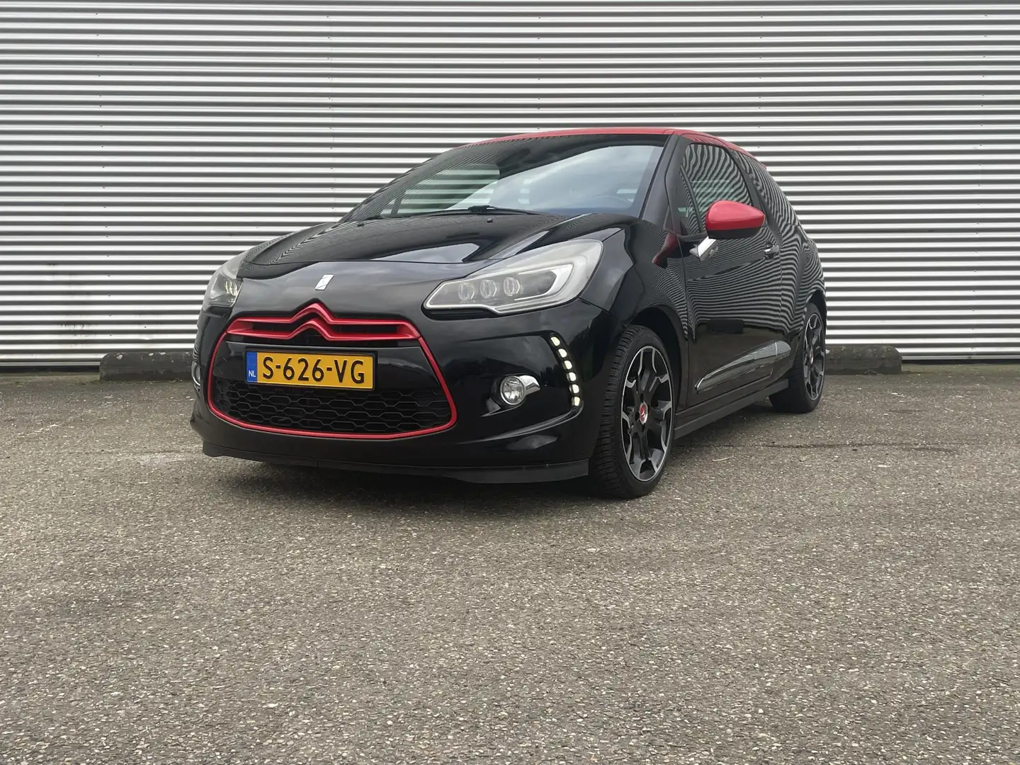 Citroen DS3 1.6 THP Sport Chic 155 pk en rijklaar. Zwart - 1