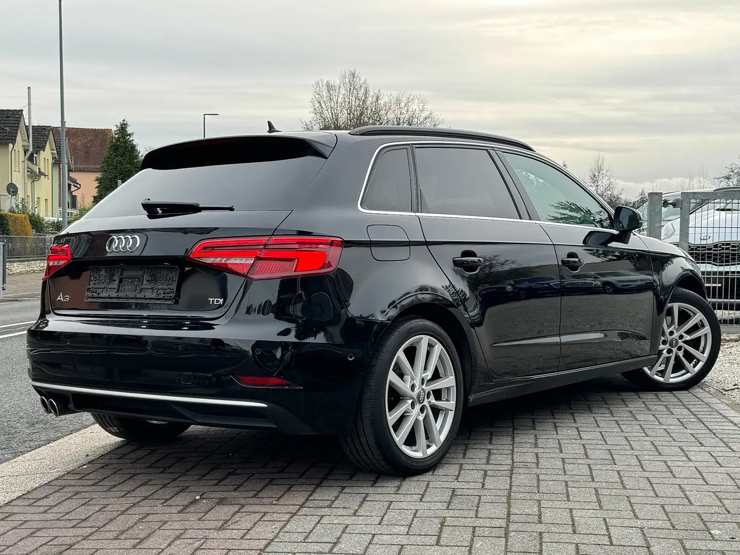 Audi A3 2.0 TDI sport Virtual Cockpit LED ACC Spurhalte Schwarz - 2