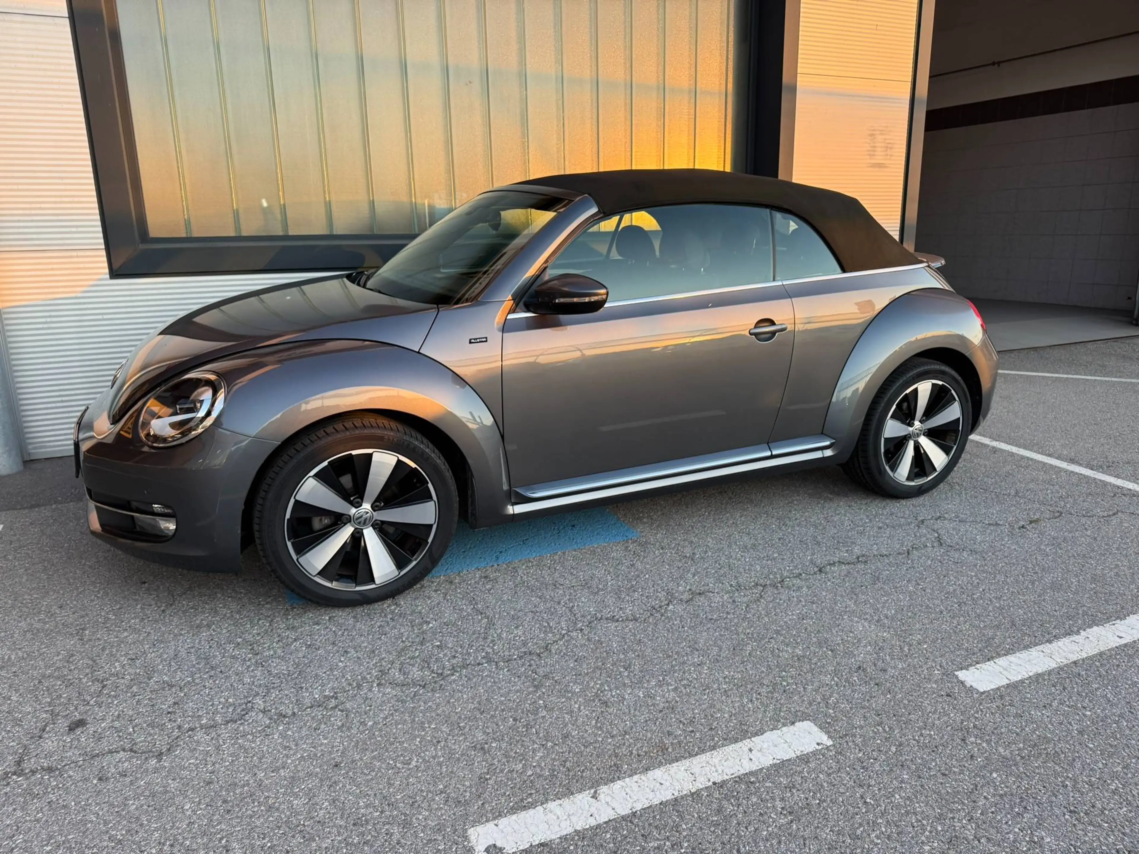 Volkswagen Beetle Cabrio Allstar 1,2TSI Navi + Freisprech, Xenon, PDCx2, 8x18 Twister-Alufelgen — photo 4