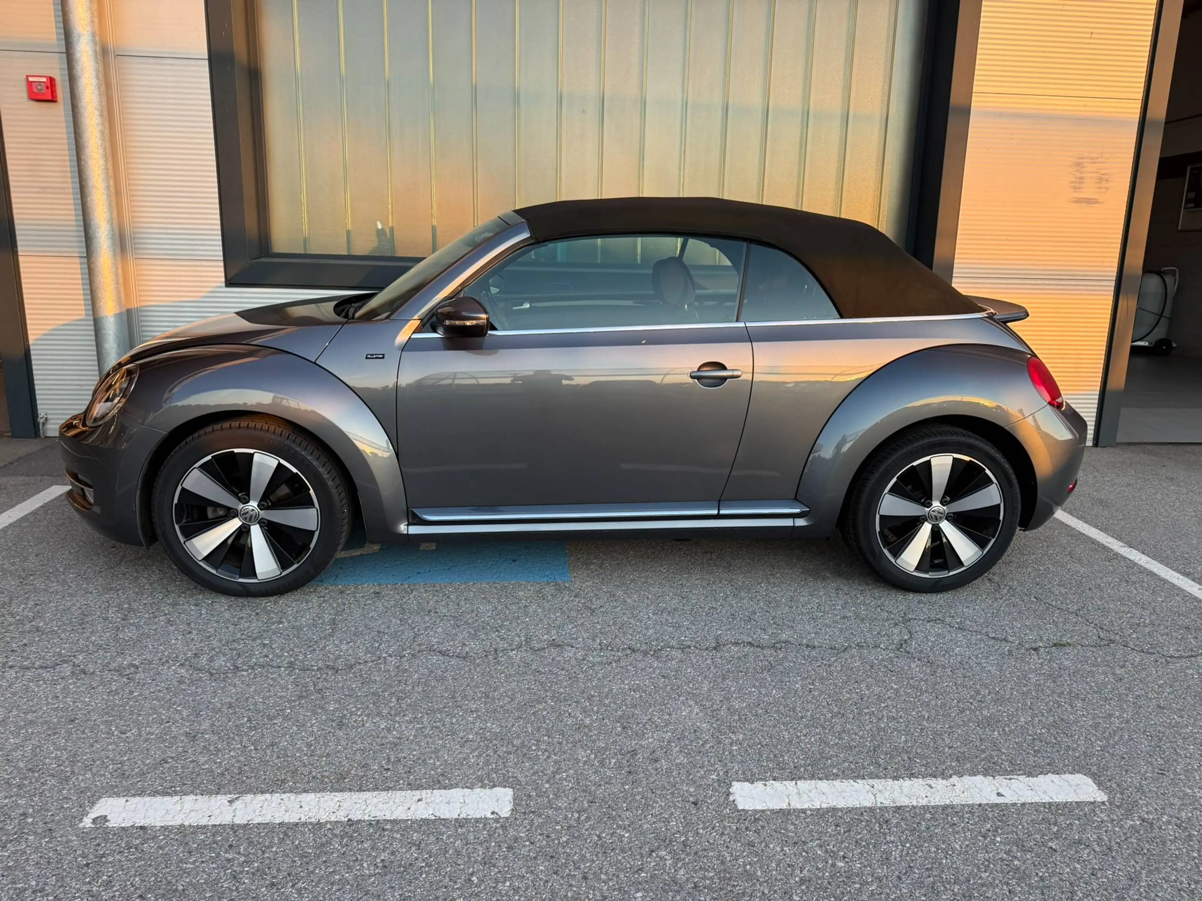 Volkswagen Beetle Cabrio Allstar 1,2TSI Navi + Freisprech, Xenon, PDCx2, 8x18 Twister-Alufelgen — photo 6