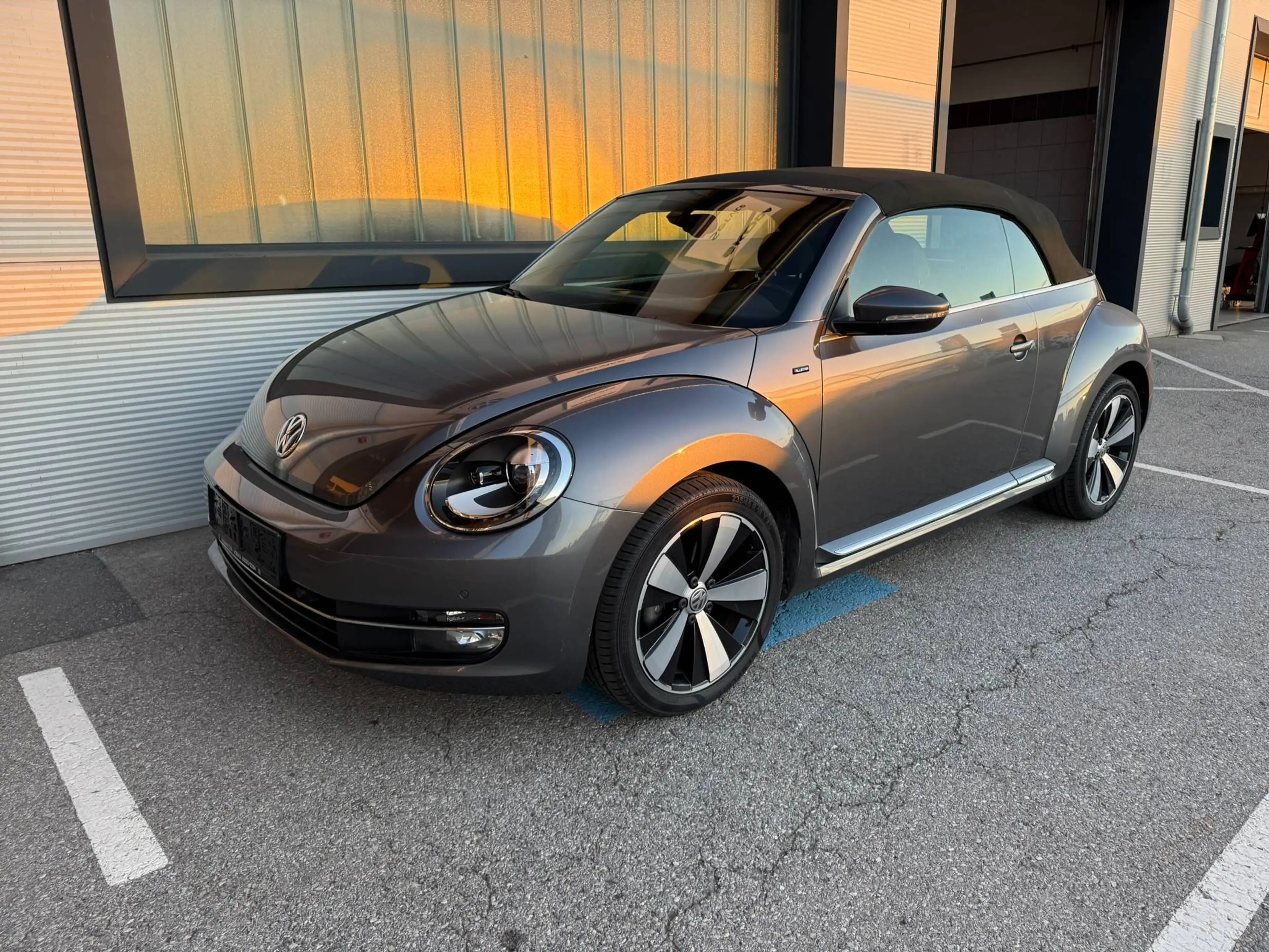 Volkswagen Beetle Cabrio Allstar 1,2TSI Navi + Freisprech, Xenon, PDCx2, 8x18 Twister-Alufelgen — photo 2
