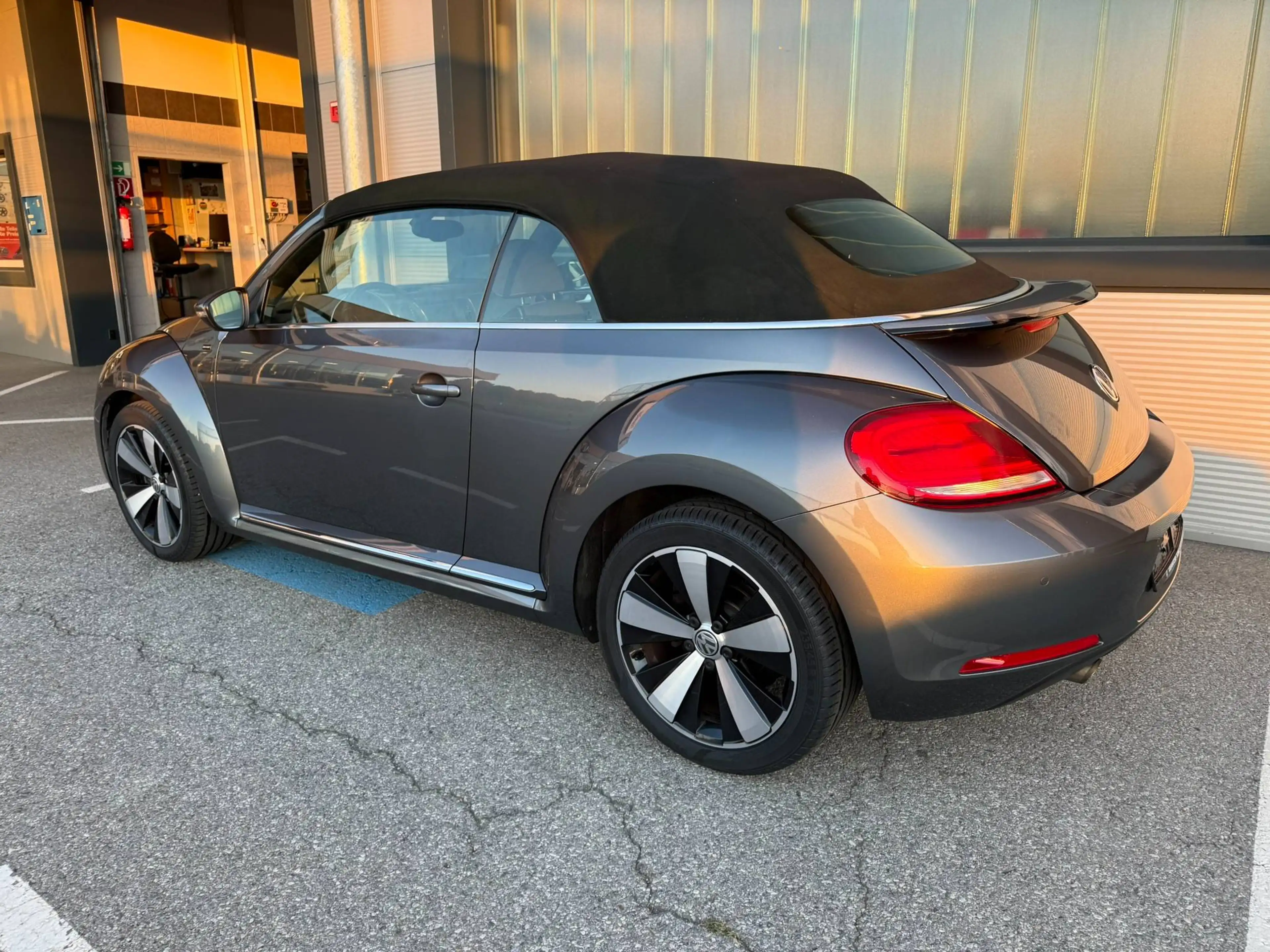 Volkswagen Beetle Cabrio Allstar 1,2TSI Navi + Freisprech, Xenon, PDCx2, 8x18 Twister-Alufelgen — photo 9