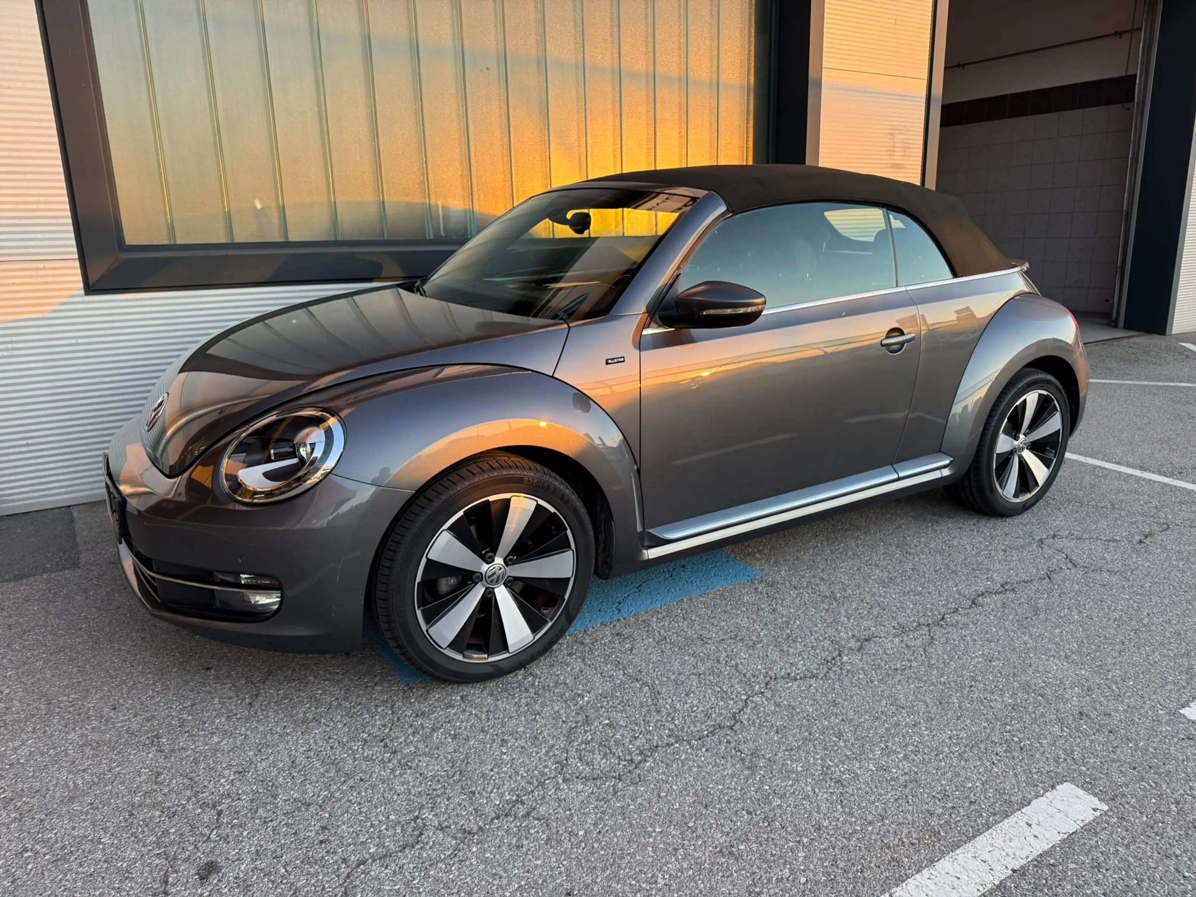 Volkswagen Beetle Cabrio Allstar 1,2TSI Navi + Freisprech, Xenon, PDCx2, 8x18 Twister-Alufelgen — photo 3
