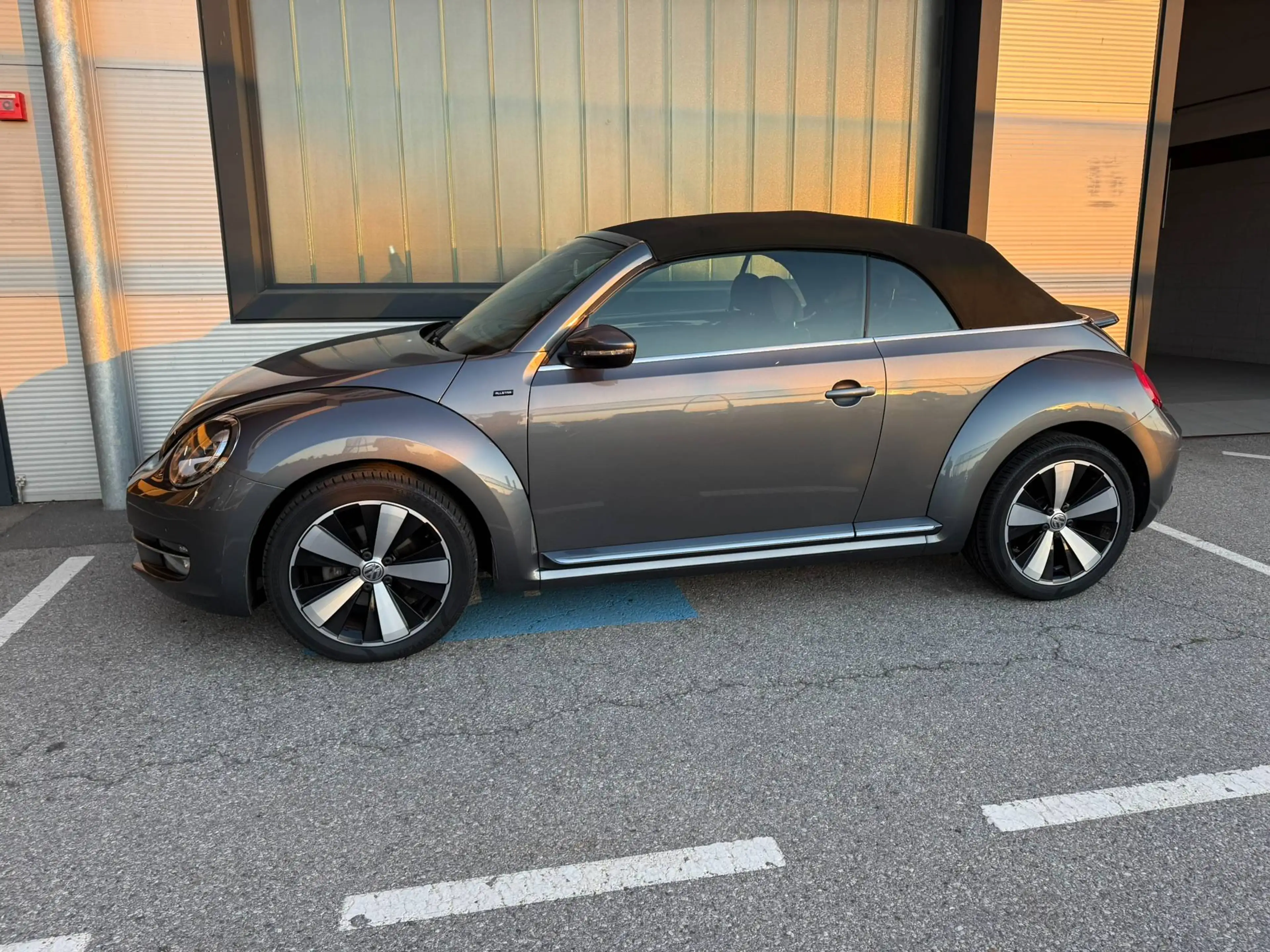 Volkswagen Beetle Cabrio Allstar 1,2TSI Navi + Freisprech, Xenon, PDCx2, 8x18 Twister-Alufelgen — photo 5