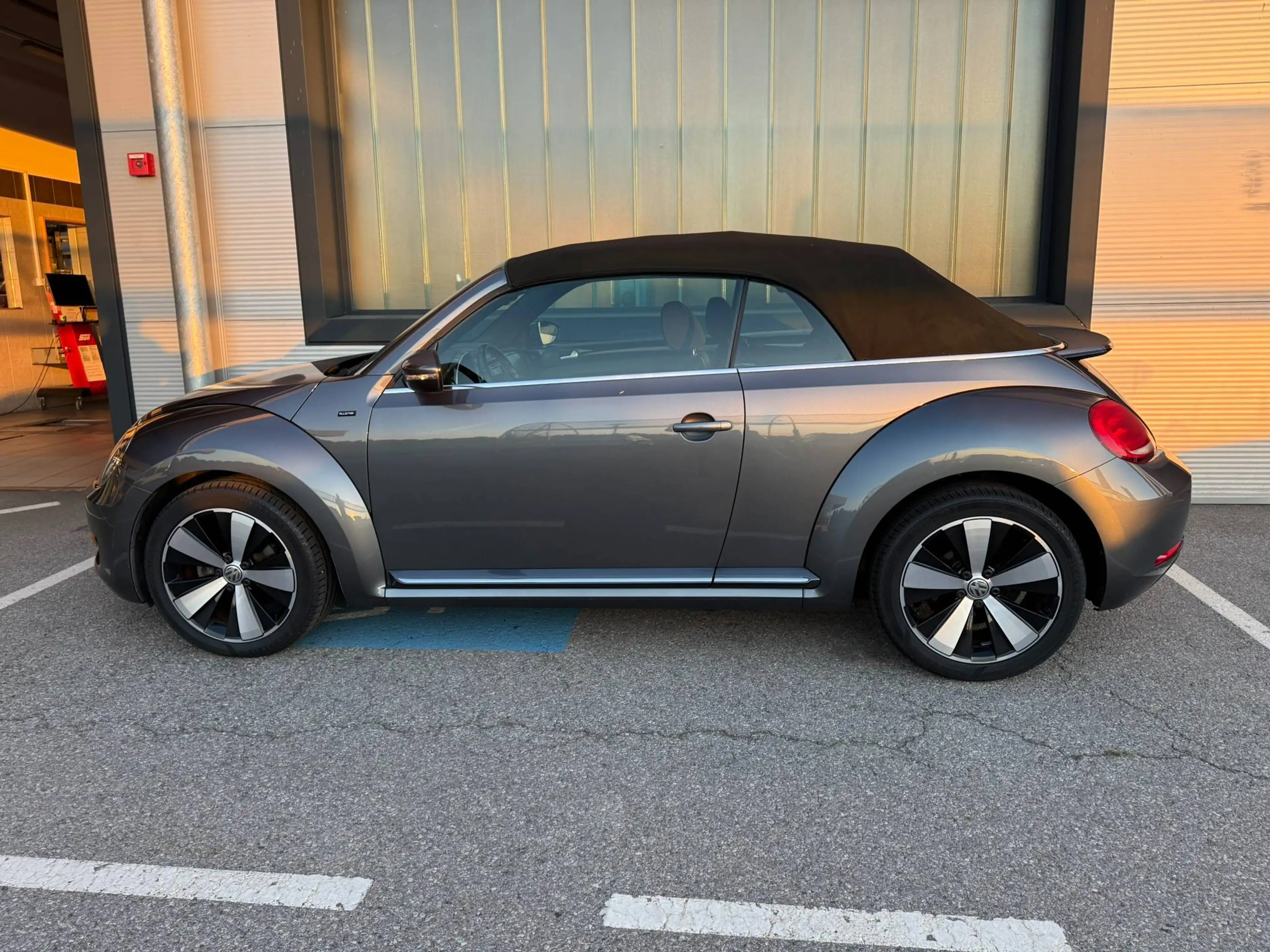 Volkswagen Beetle Cabrio Allstar 1,2TSI Navi + Freisprech, Xenon, PDCx2, 8x18 Twister-Alufelgen — photo 7