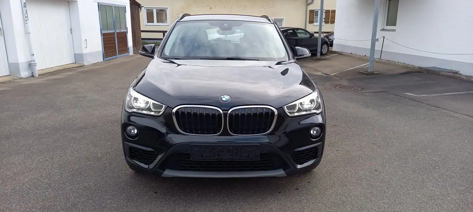 BMW X1 xDrive 20d Automatik/ Allrad/ Scheckh. bei BMW Schwarz - 2