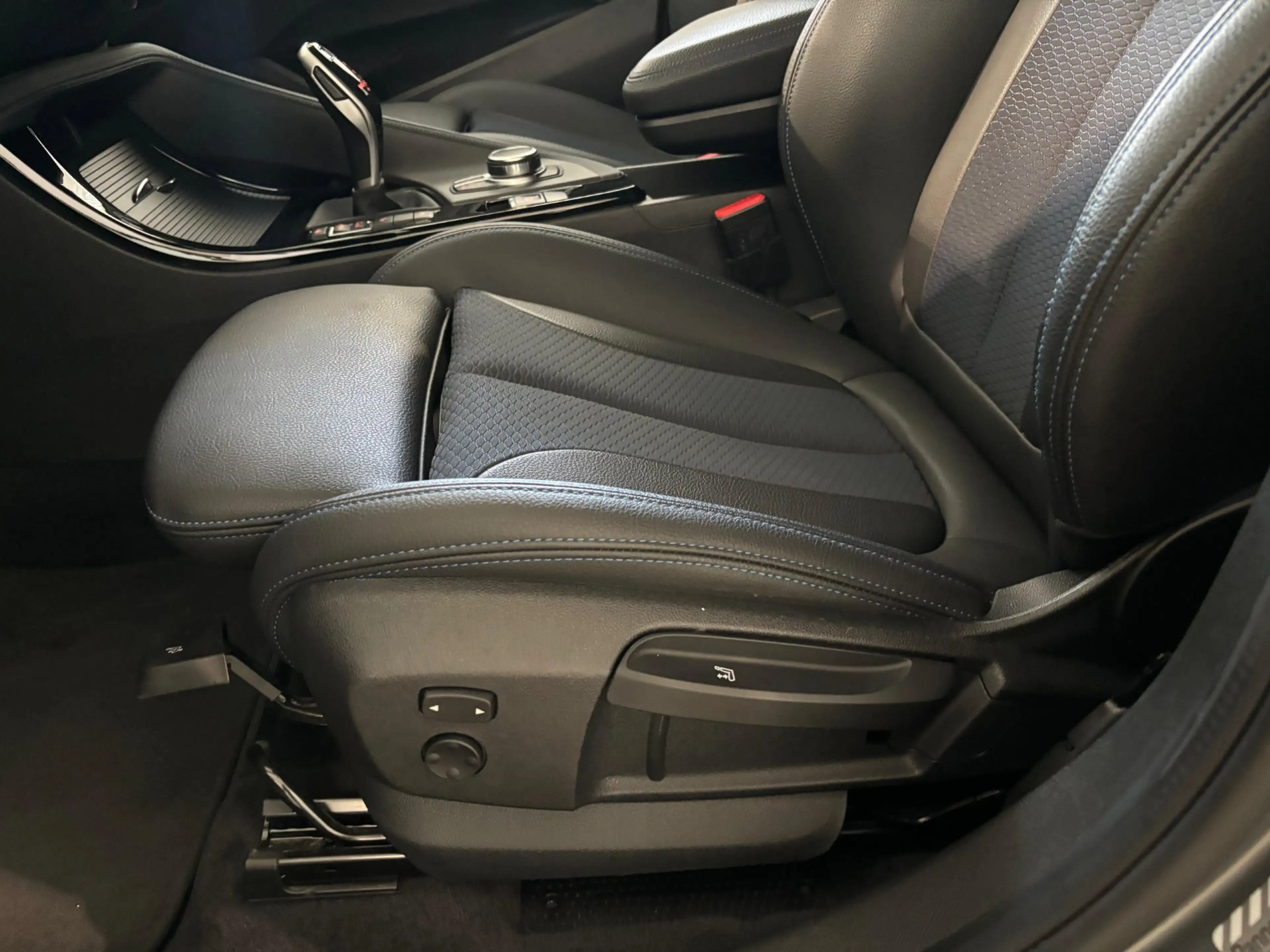 BMW X2 xDrive20i — photo 11