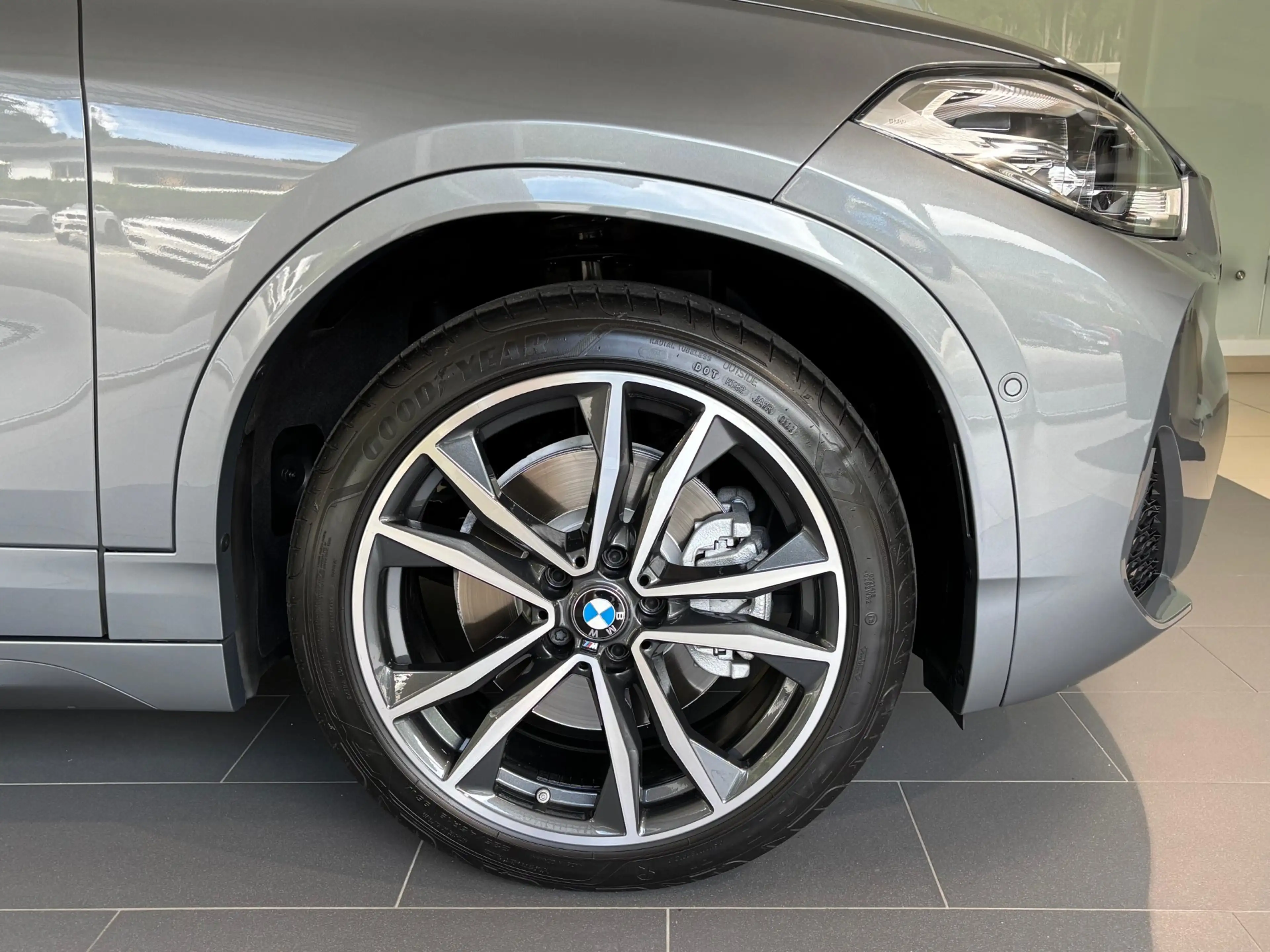 BMW X2 xDrive20i — photo 2