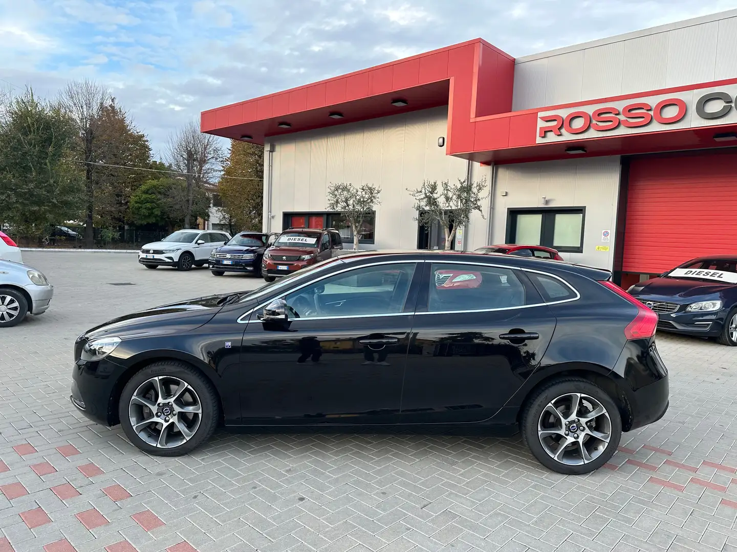 Volvo V40 2.0 d2 Momentum geartronic UNIPRO Zwart - 2