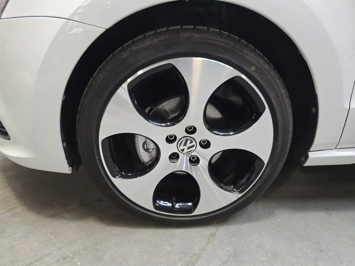 Volkswagen Polo 1.2 TSI Highline Pano PDC V&A Navigatie Cruise 17" Wit - 2
