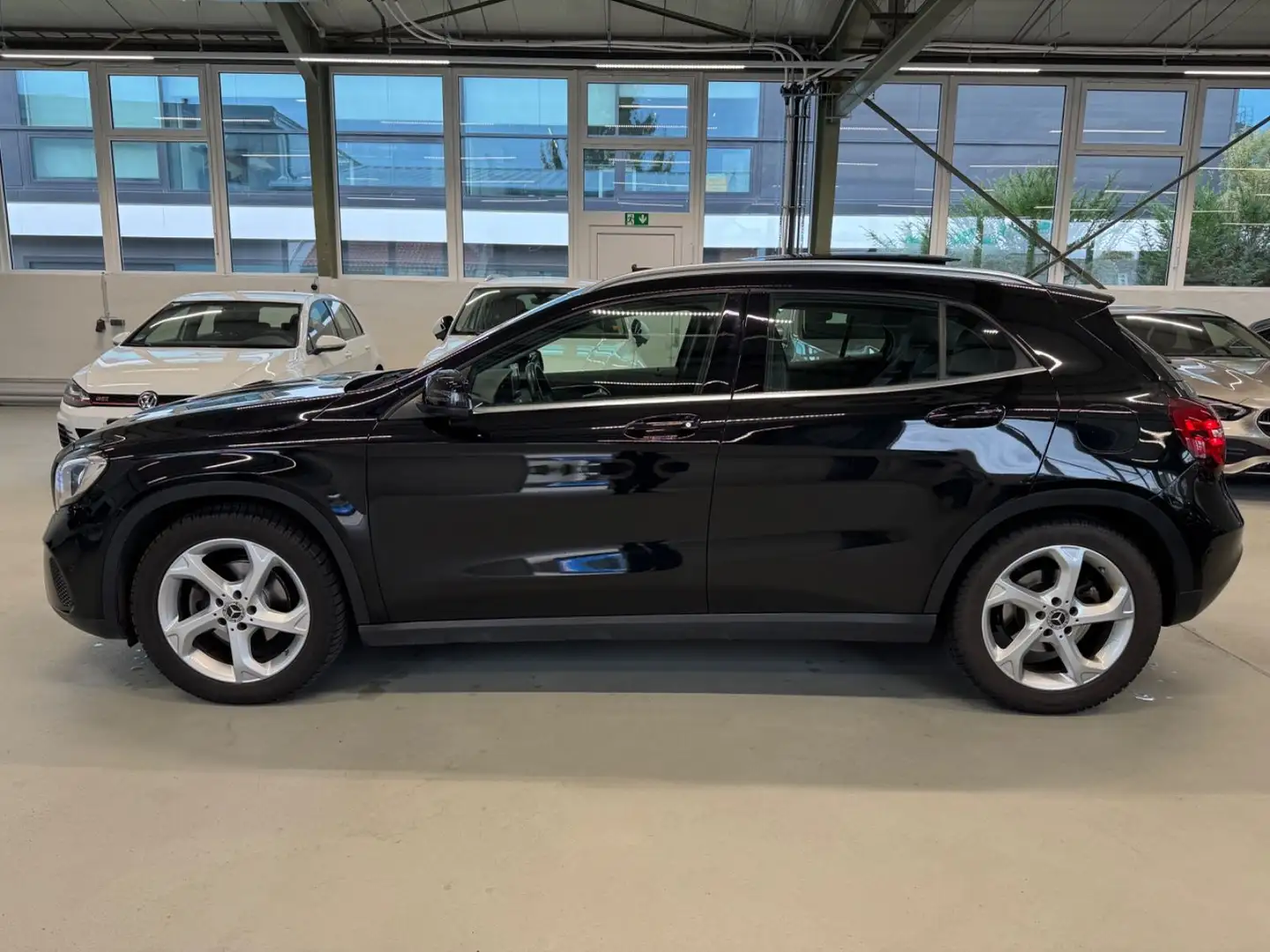 Mercedes-Benz GLA 180 Panorama PDC SHZ Navi Schwarz - 2